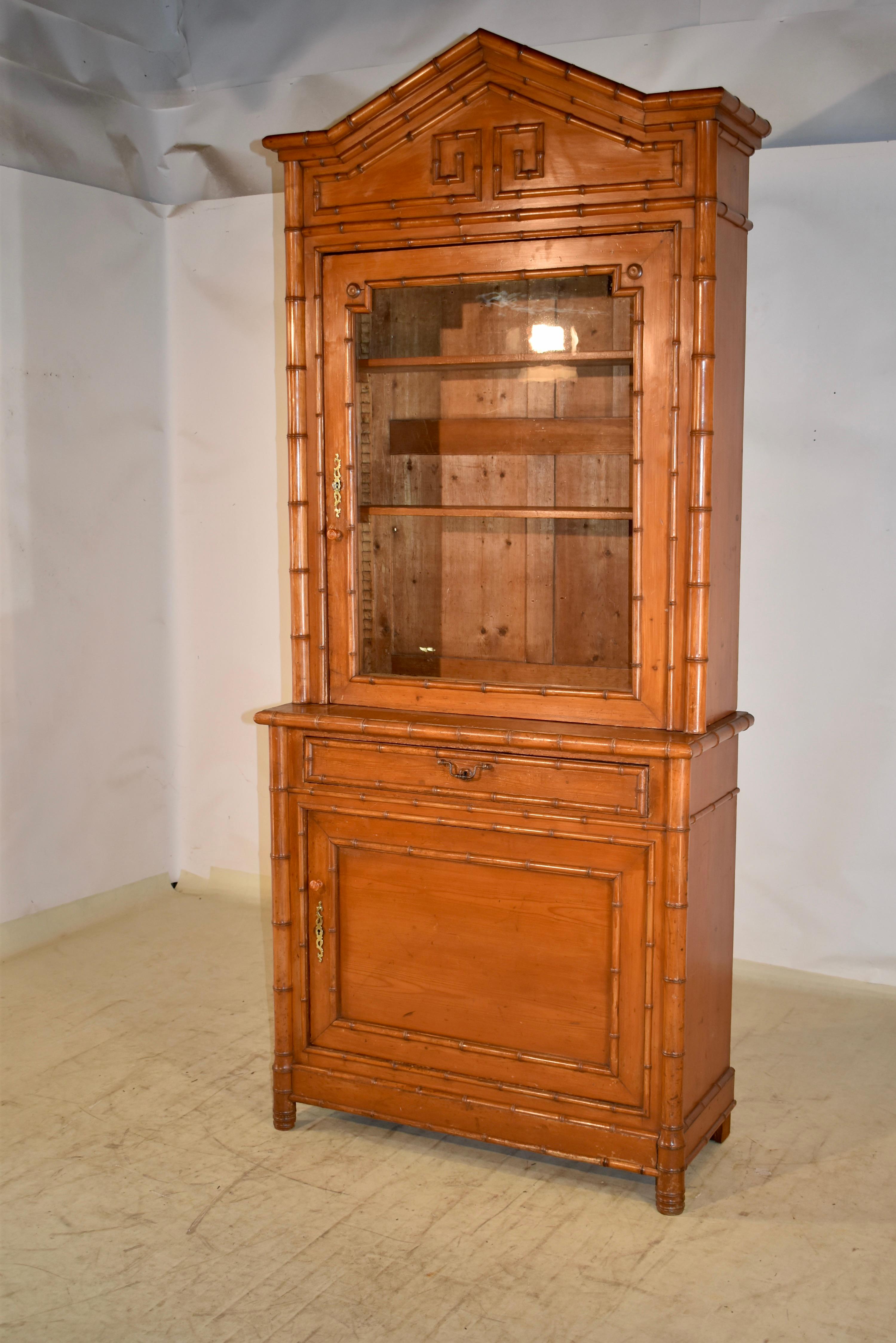Cabinet en faux bambou du 19e siècle Bon état - En vente à High Point, NC