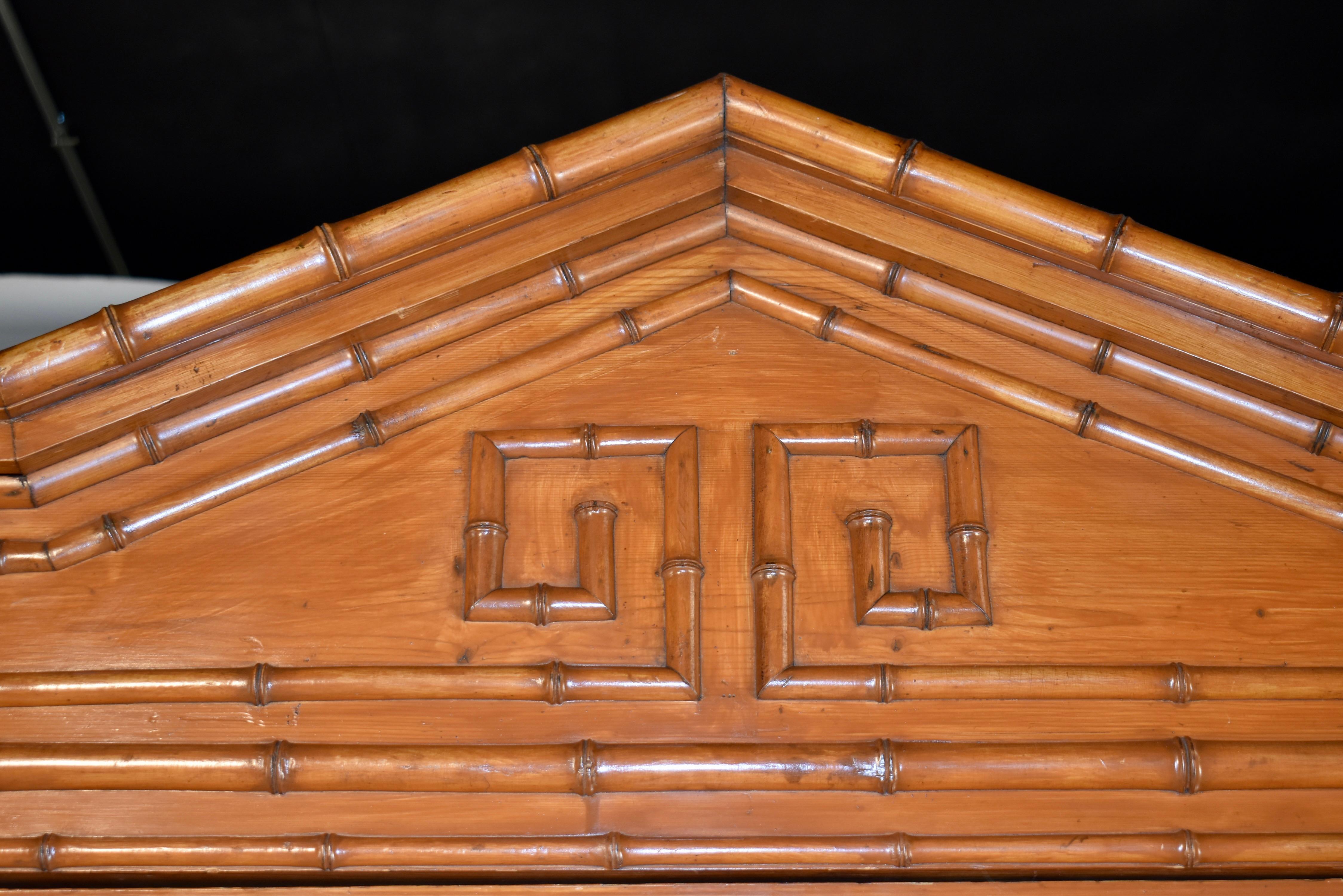 Cerise Cabinet en faux bambou du 19e siècle en vente