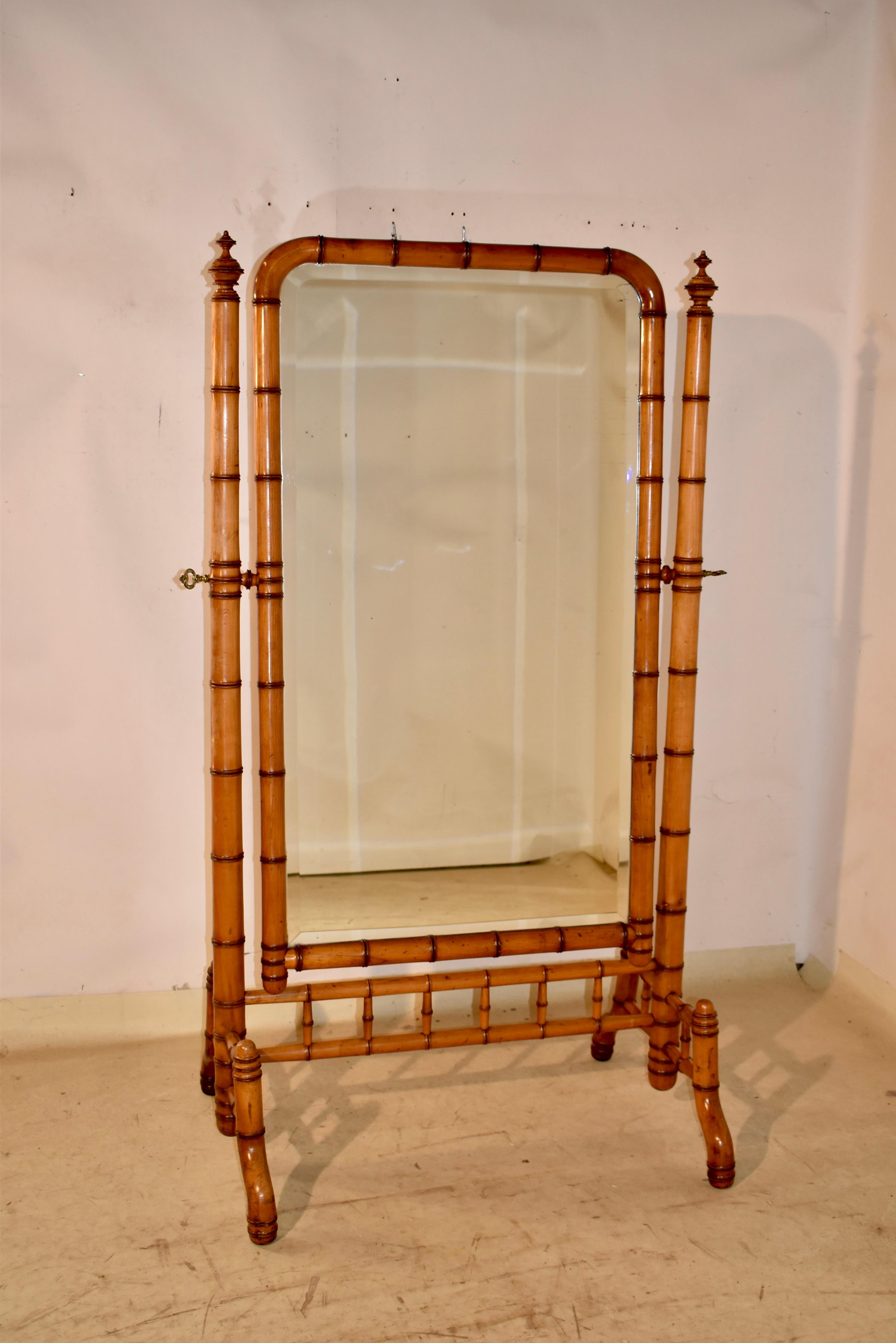 FAVOLOSO specchio chevalier in finto bambù del XIX secolo proveniente dalla Francia.  Lo specchio ha angoli arrotondati in alto e quadrati in basso, mentre la cornice in ciliegio è stata tornita a mano per dare l'aspetto del bambù.  Lo specchio è