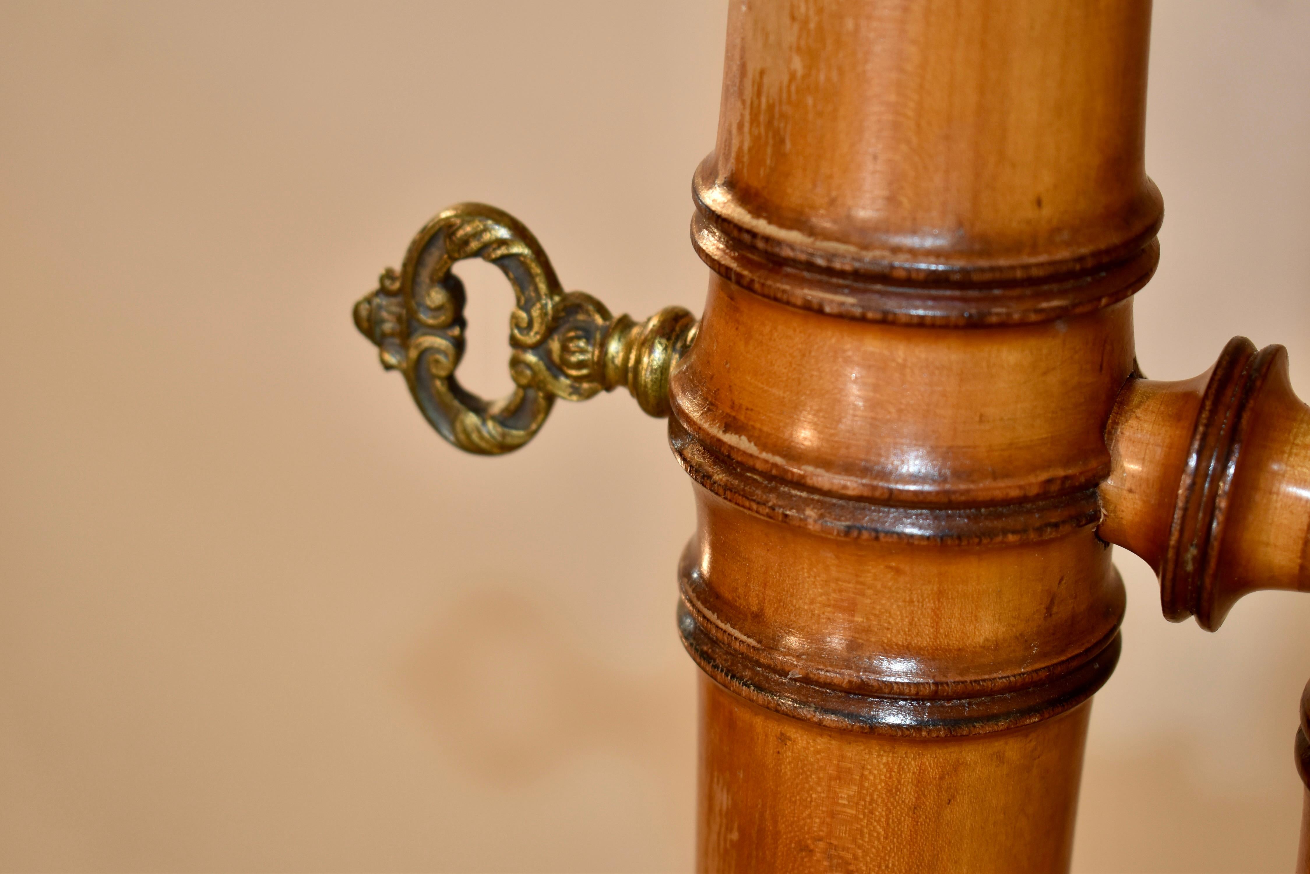 Specchio chevale in finto bambù del XIX secolo In condizioni buone in vendita a High Point, NC