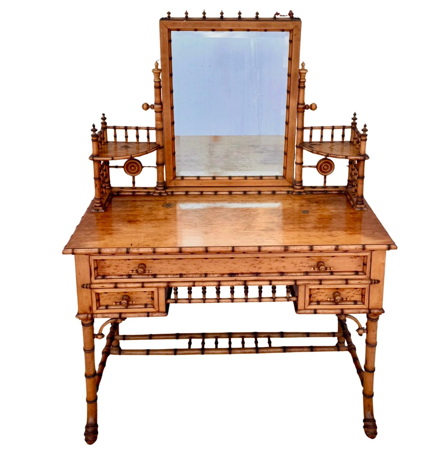 Un bell'esempio di Aesthetic Movement. Una vanità affascinante e accattivante
con elaborate gallerie e accenti di bambù simulato, compresi i piedi delle radici.
Gli intagli sono nitidi e ben dettagliati. La finitura è in acero. Il pezzo è in buone