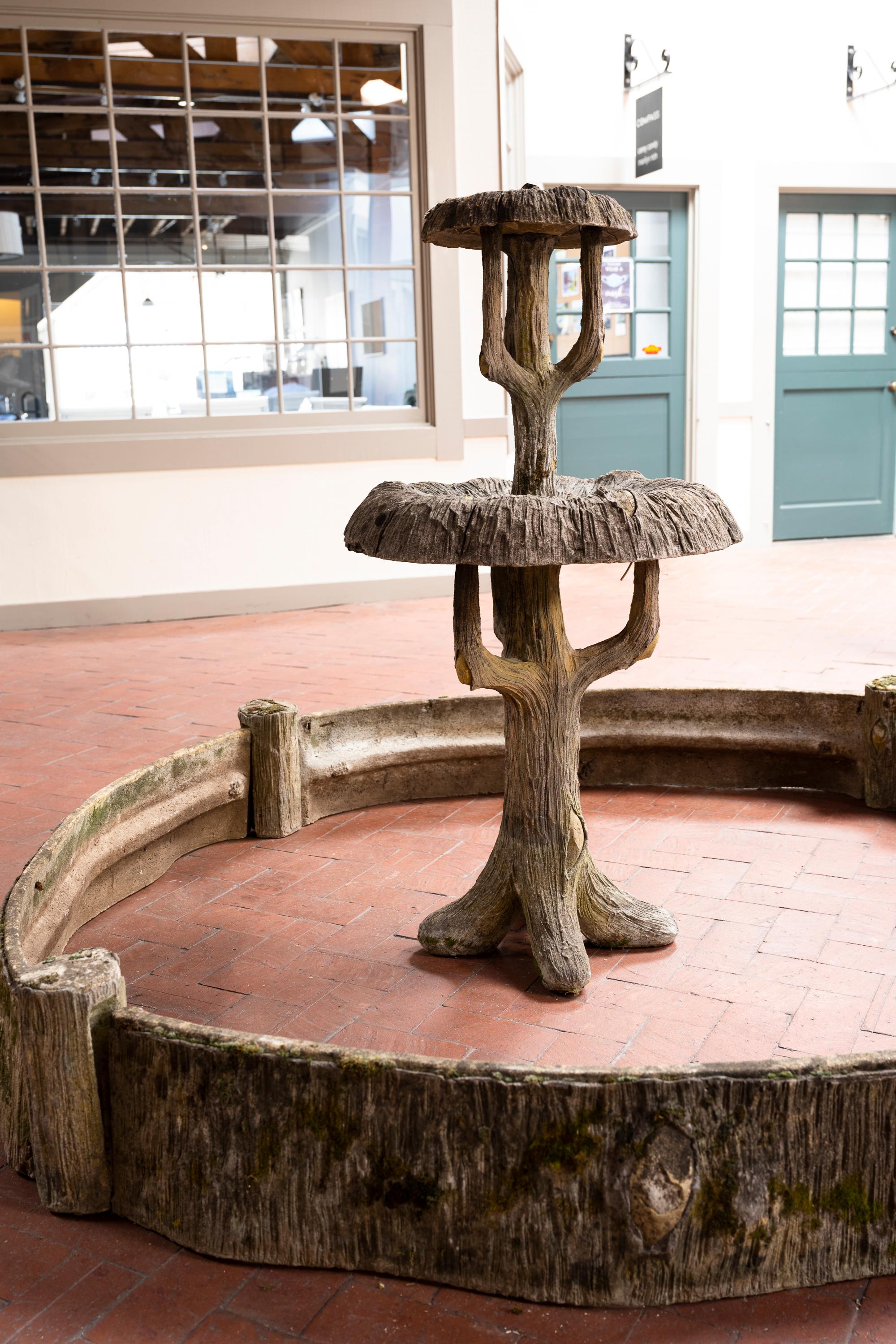 Faux-Bois-Stein-Betonbrunnen und Beckenumrandung (um 1890). Dieser wunderschöne, kunstvoll gefertigte Trompe-l'oeil-Brunnen aus Holzimitat war ein unglaublicher Blickfang im Garten eines Anwesens in der Provence. Der Umfang des Beckens ist