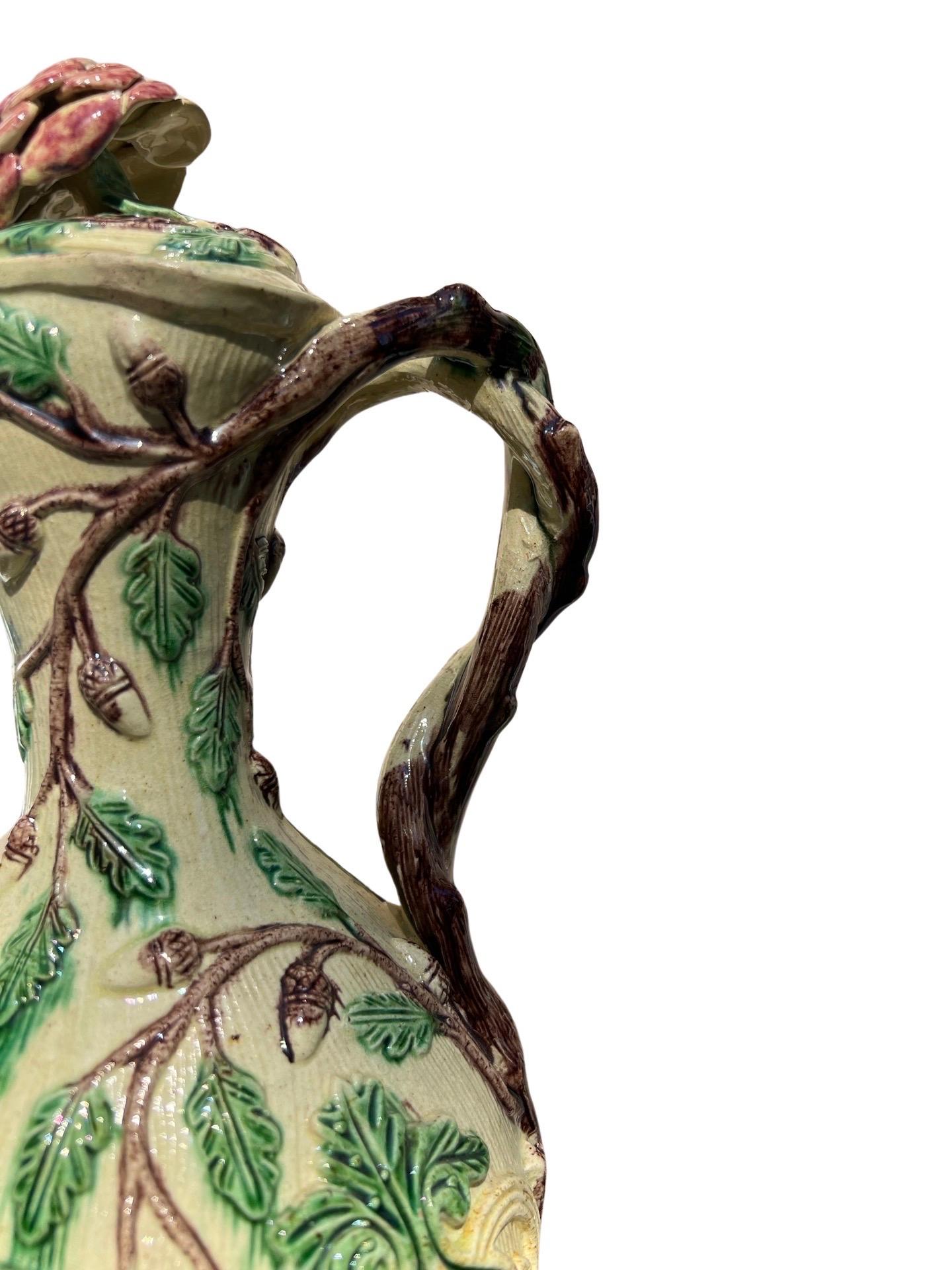 Siglo XIX, aguamanil de mayólica de imitación de bois con diseño de bellotas y follaje siglo XIX en venta
