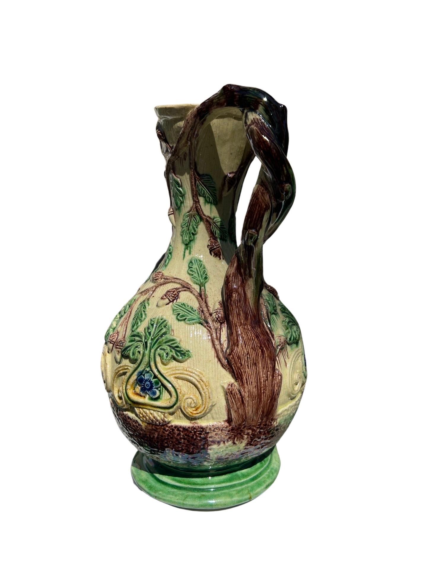 Siglo XIX, aguamanil de mayólica de imitación de bois con diseño de bellotas y follaje Cerámico en venta