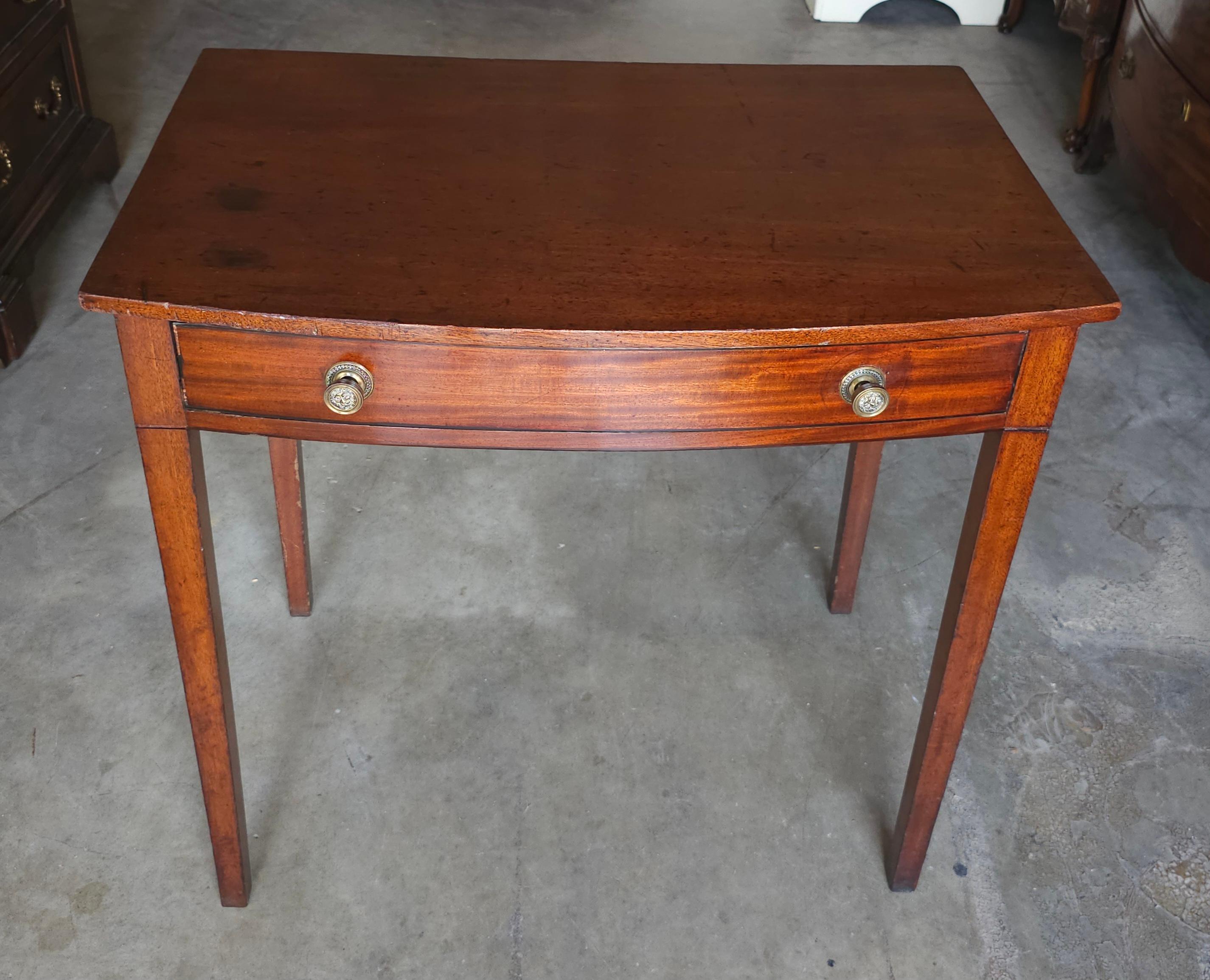 Table d'appoint à un seul tiroir en acajou, à façade en arc, du XIXe siècle, de style fédéral. Mesure 30