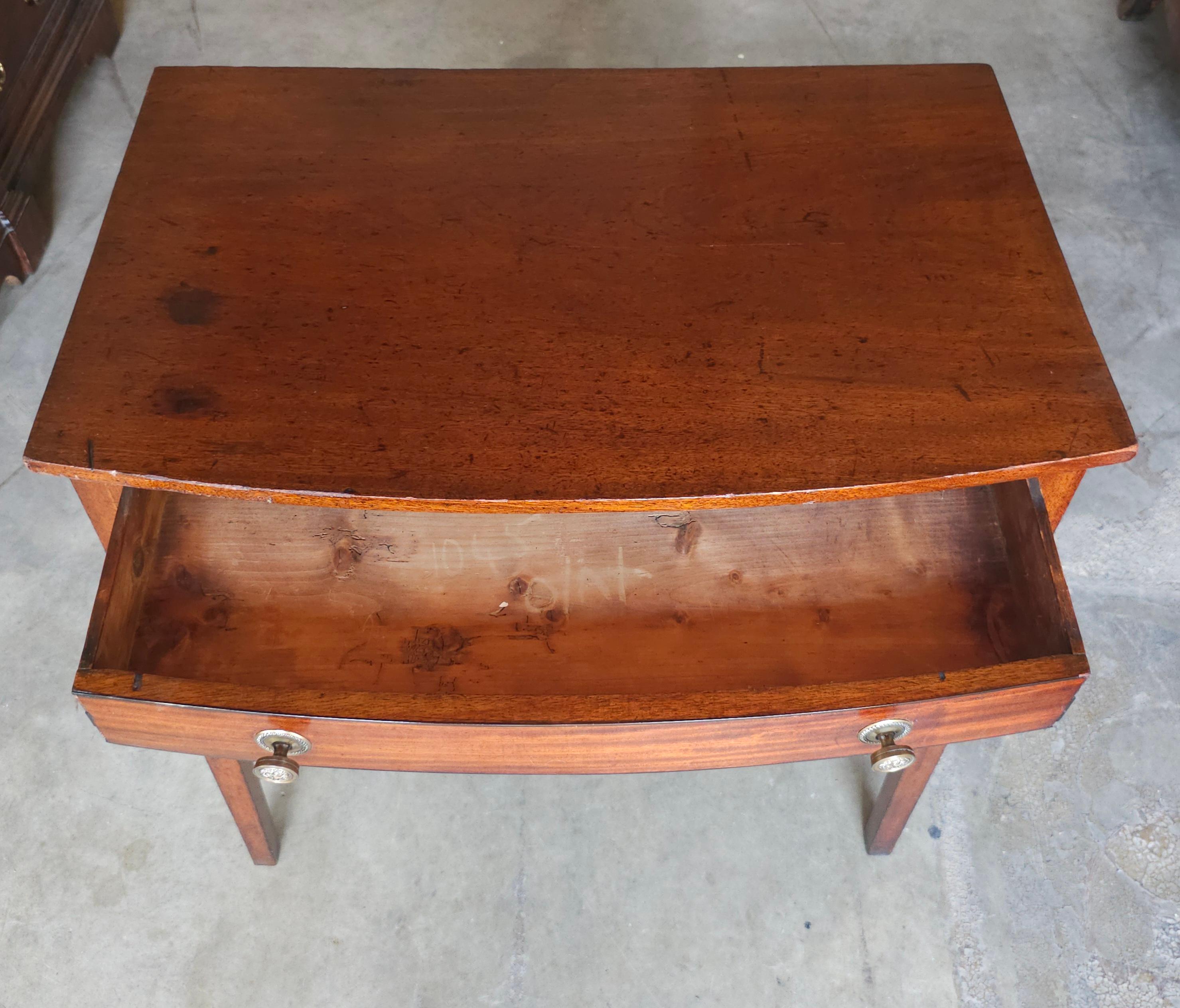 Fédéral Table d'appoint à un tiroir en acajou à façade en arc de cercle du 19e siècle de style fédéral en vente