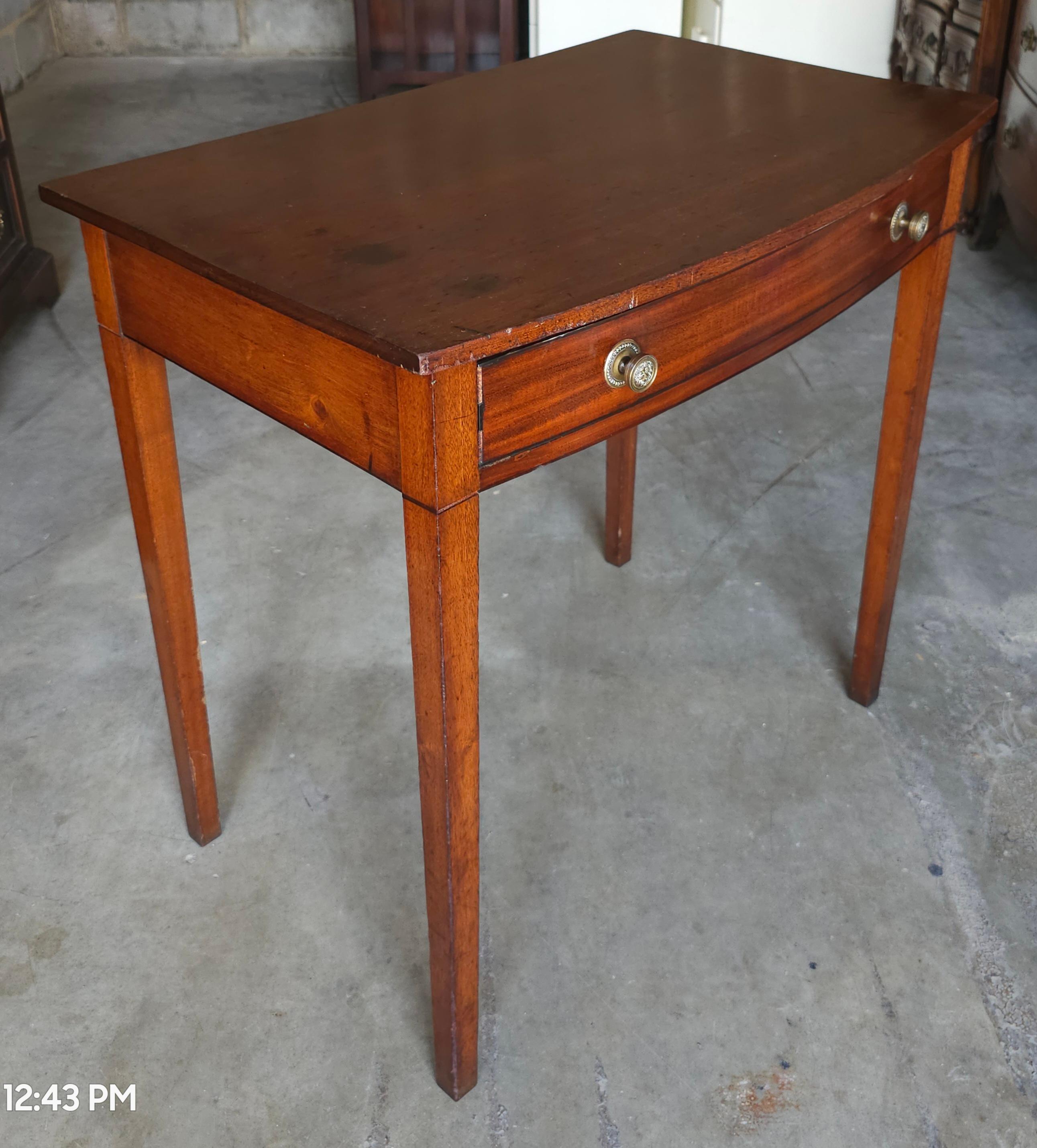 Américain Table d'appoint à un tiroir en acajou à façade en arc de cercle du 19e siècle de style fédéral en vente