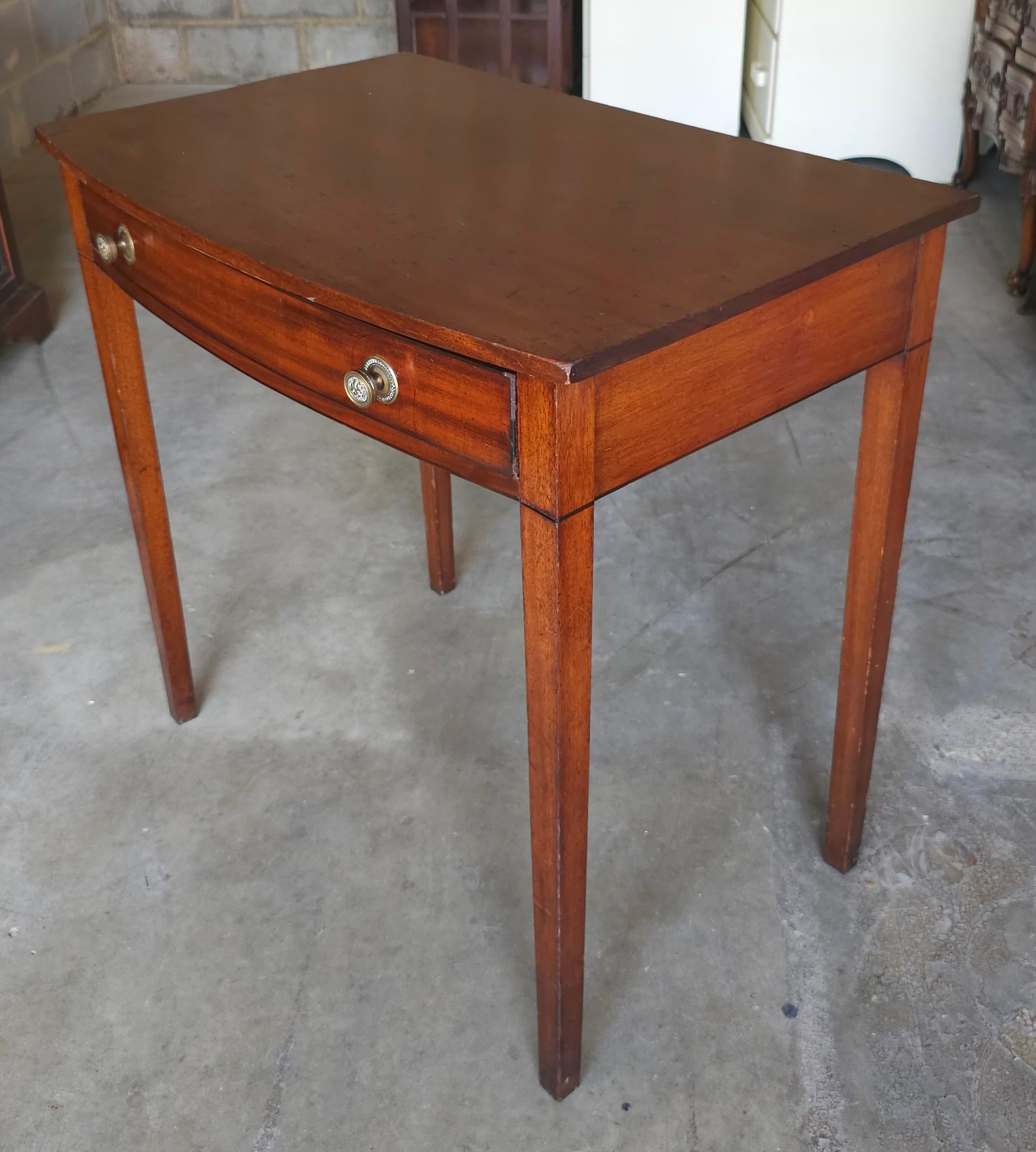 Autre Table d'appoint à un tiroir en acajou à façade en arc de cercle du 19e siècle de style fédéral en vente
