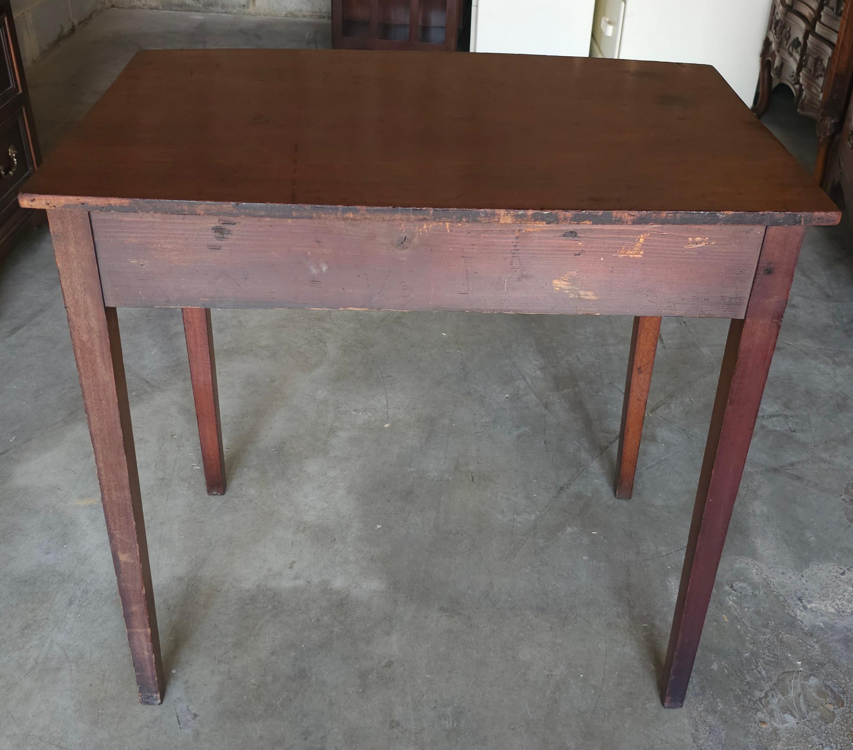 Table d'appoint à un tiroir en acajou à façade en arc de cercle du 19e siècle de style fédéral Bon état - En vente à Germantown, MD