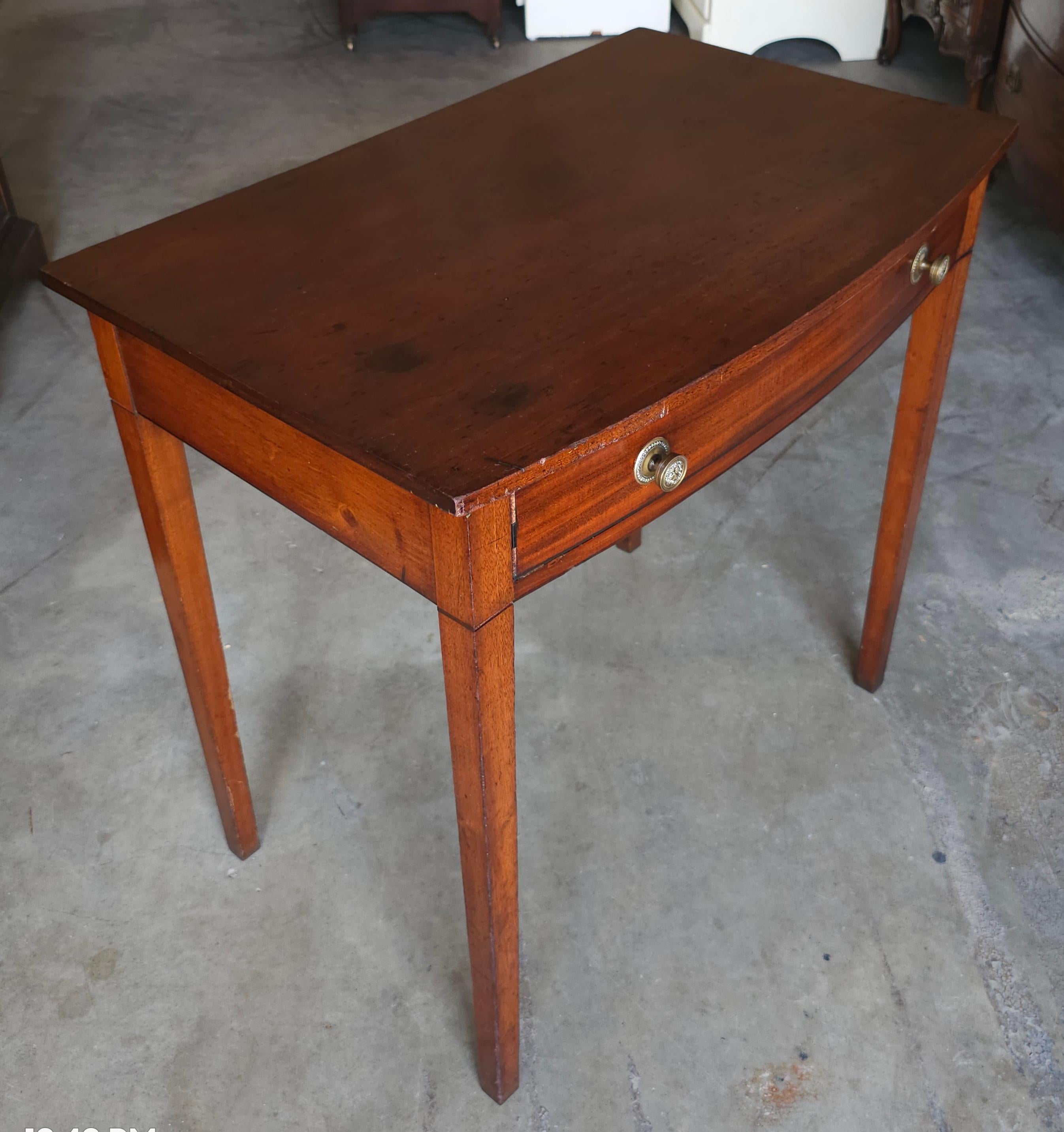 XIXe siècle Table d'appoint à un tiroir en acajou à façade en arc de cercle du 19e siècle de style fédéral en vente