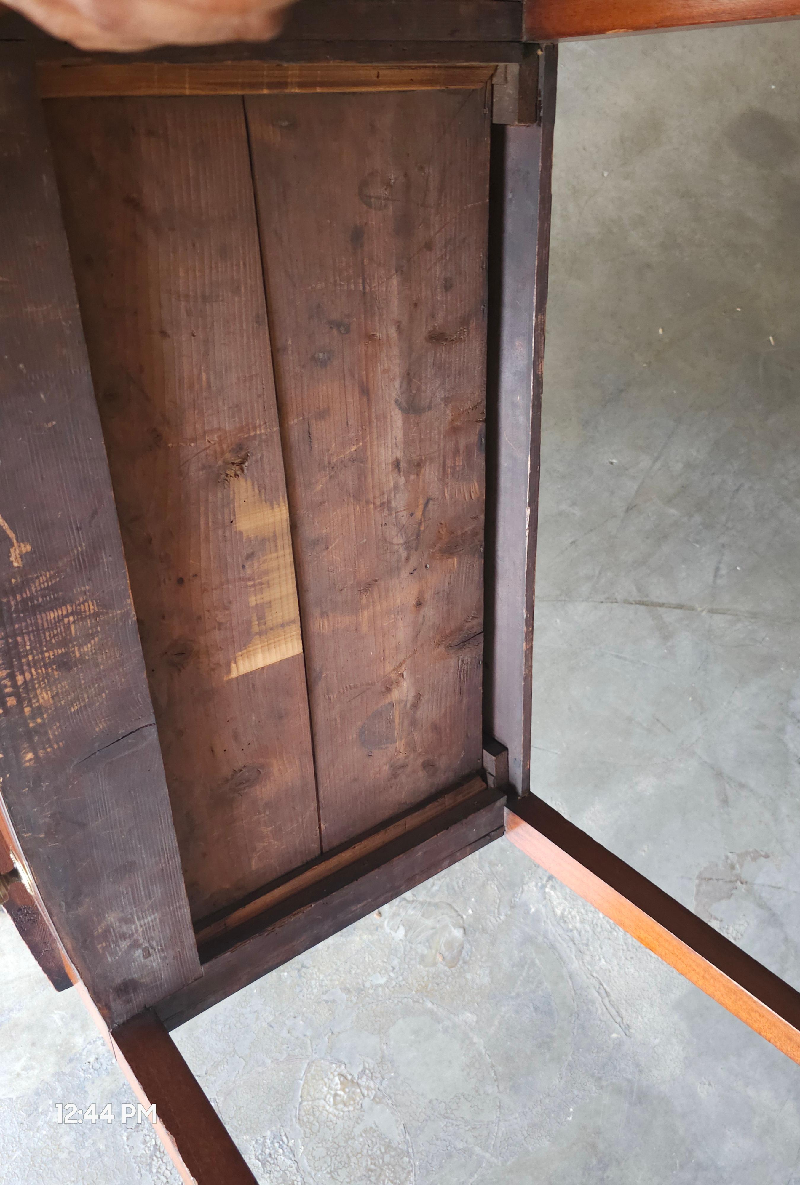 Acajou Table d'appoint à un tiroir en acajou à façade en arc de cercle du 19e siècle de style fédéral en vente