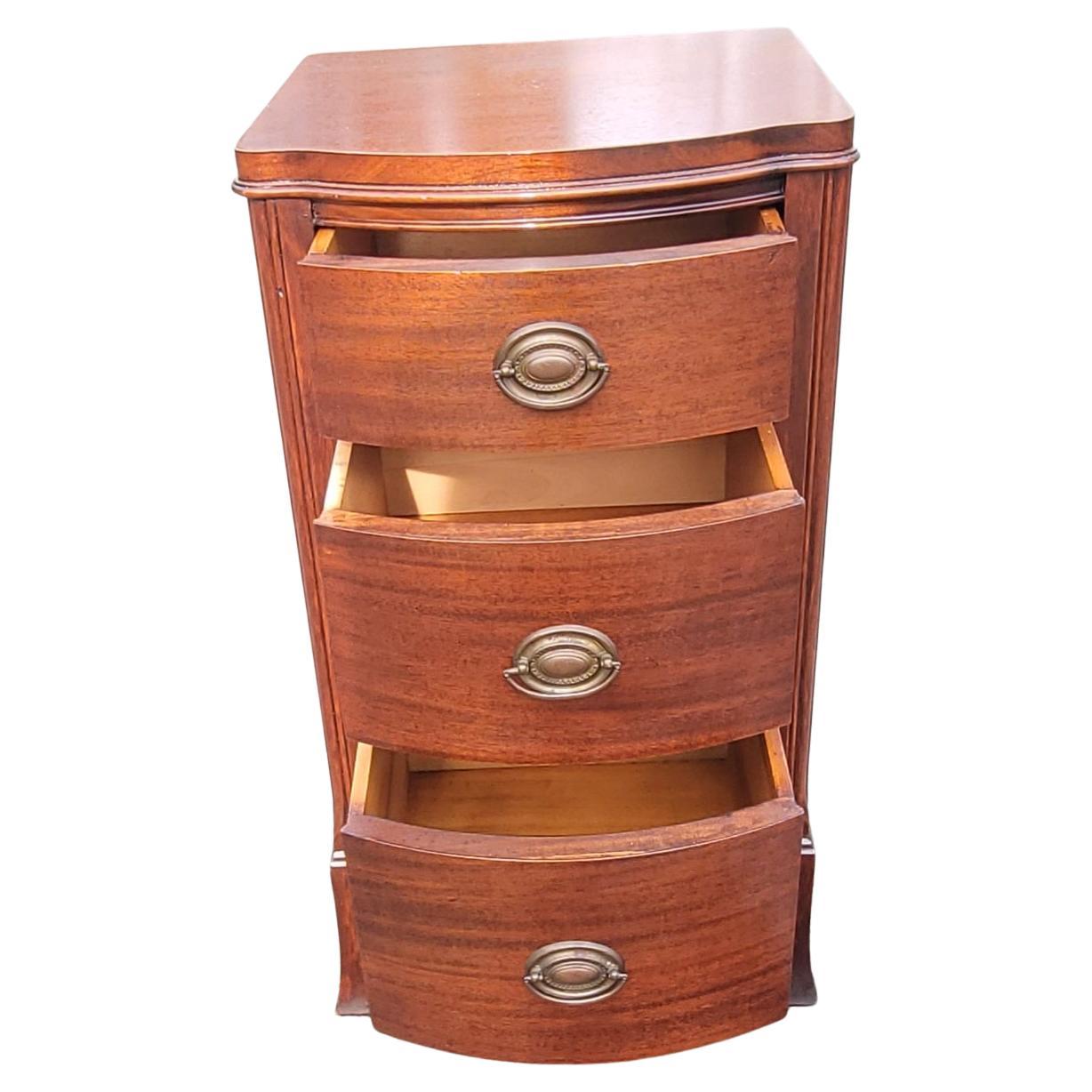 19th Century Federal Bowfront Mahogany Bedside Chest Nightstand In Good Condition For Sale In Germantown, MD