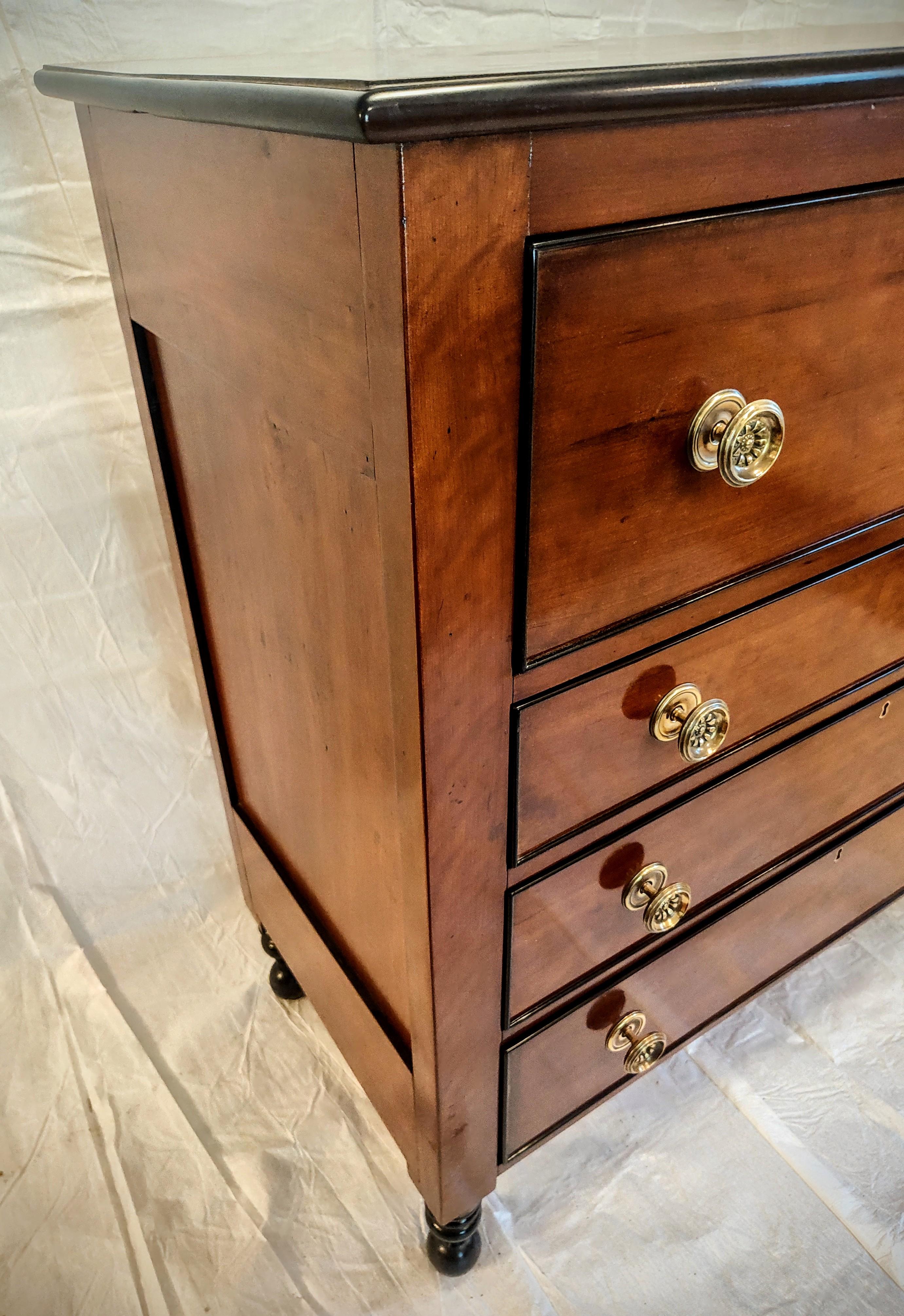 Circa 1830 commode en merisier avec. quatre tiroirs perlés. Le tiroir supérieur est surdimensionné et offre un grand espace de rangement, tandis que les trois tiroirs inférieurs sont gradués. La pièce est construite avec des panneaux latéraux et