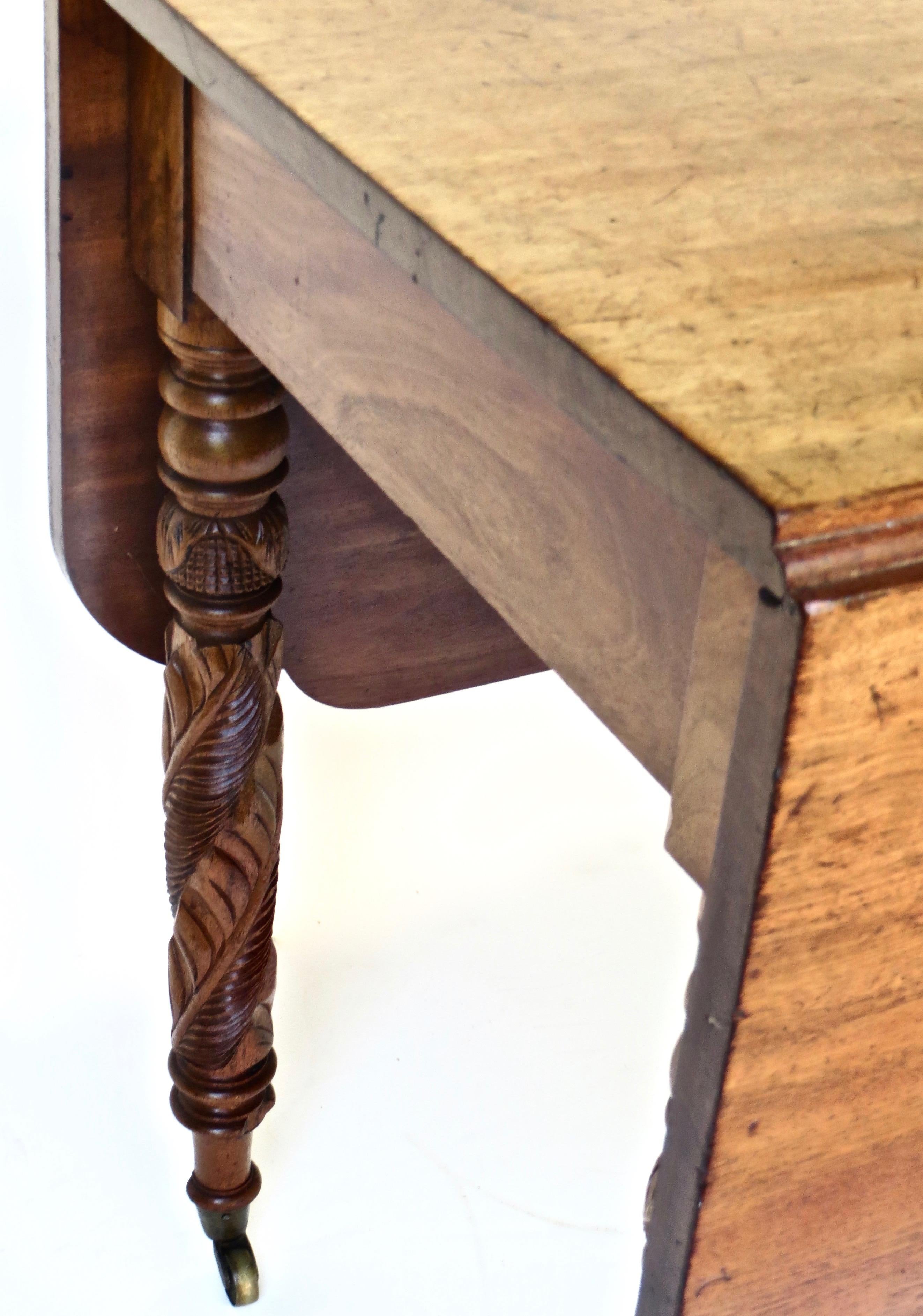 Nicely proportioned and well made early 19th century American mahogany drop leaf table with no restorations and in completely original condition and untouched surface.
The entire surface has mellowed to a beautiful patina; their are several