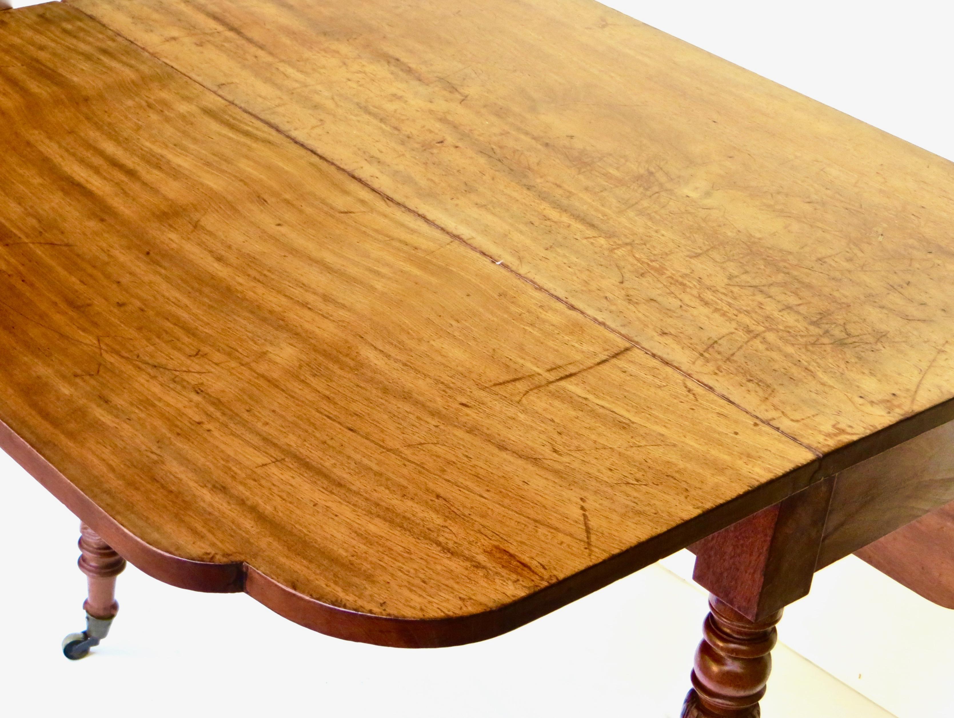 19. Jahrhundert Federal Drop Leaf Tisch. Amerikanisch, um 1825 im Angebot 2