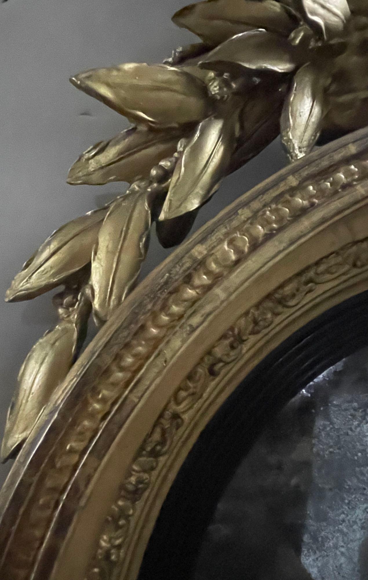 19th Century Federal Eagle Bullseye Mirror with Carved Giltwood and Foliate In Good Condition For Sale In Los Angeles, CA