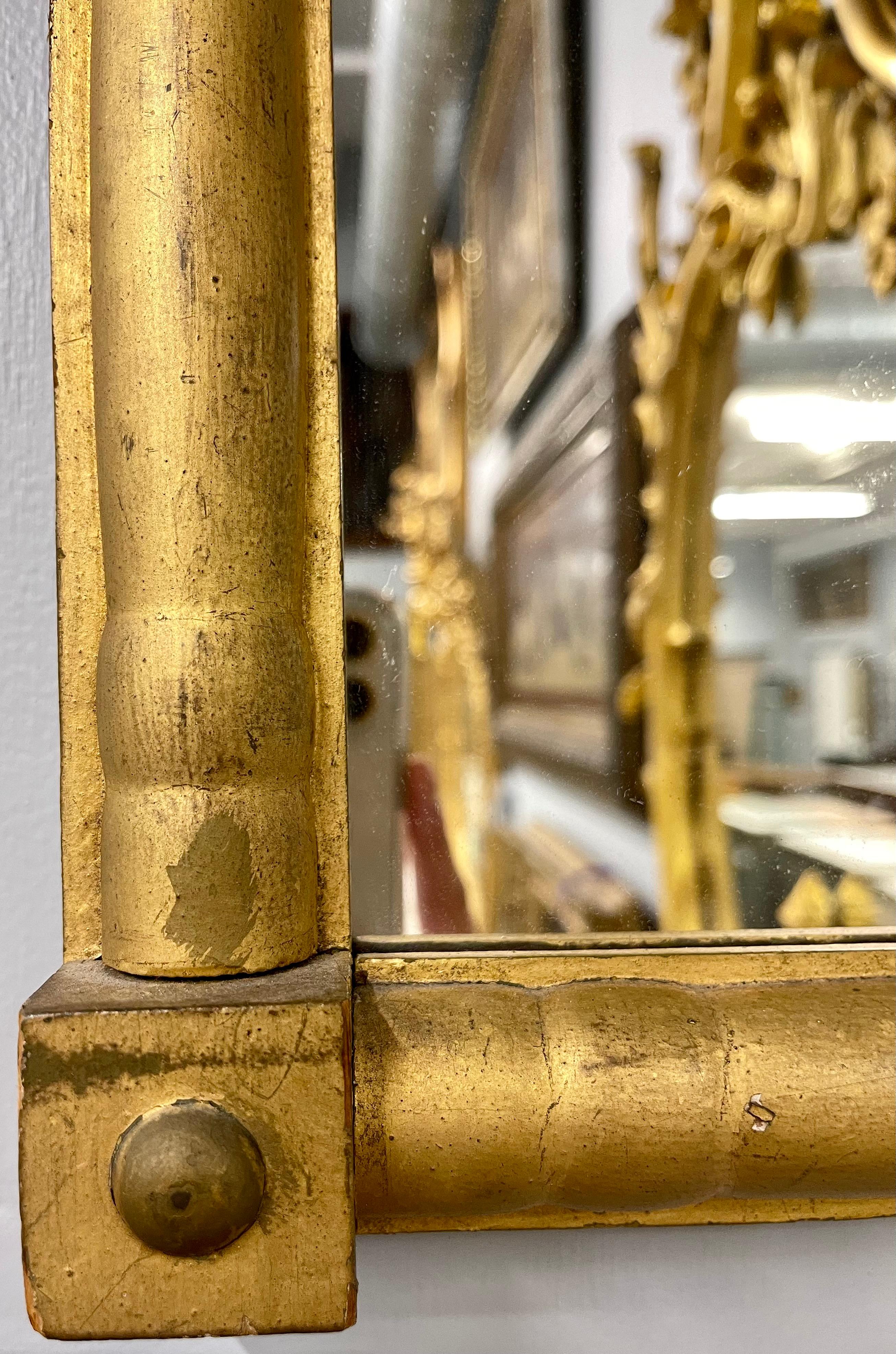 Doré Miroir mural ou de table décoré d'églomisé fédéral du 19e siècle en vente