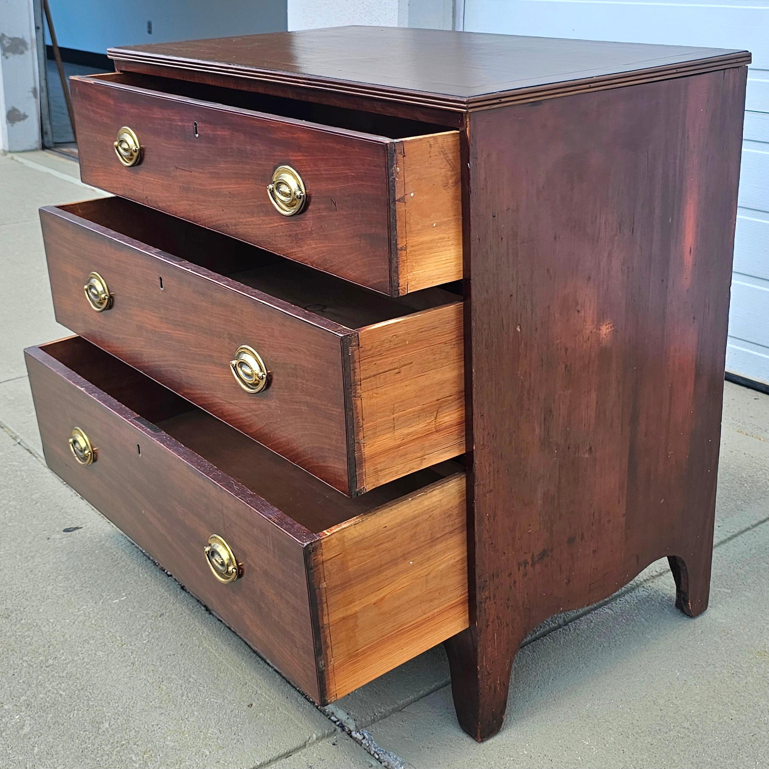 Ottone Cassettiera in mogano Feder del XIX secolo in vendita