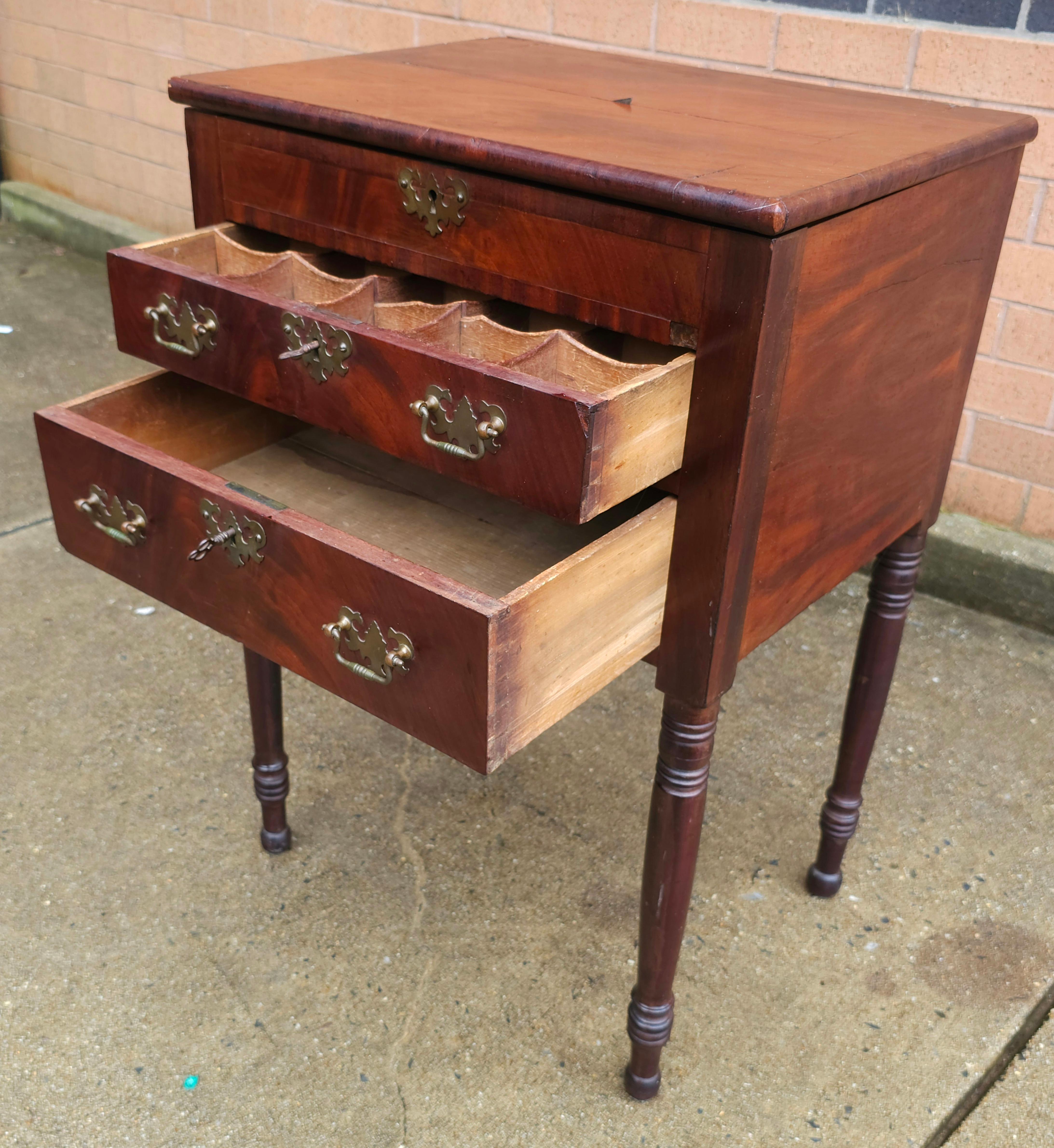 Bureau / Table de travail en acajou du 19e siècle de style fédéral en vente 2