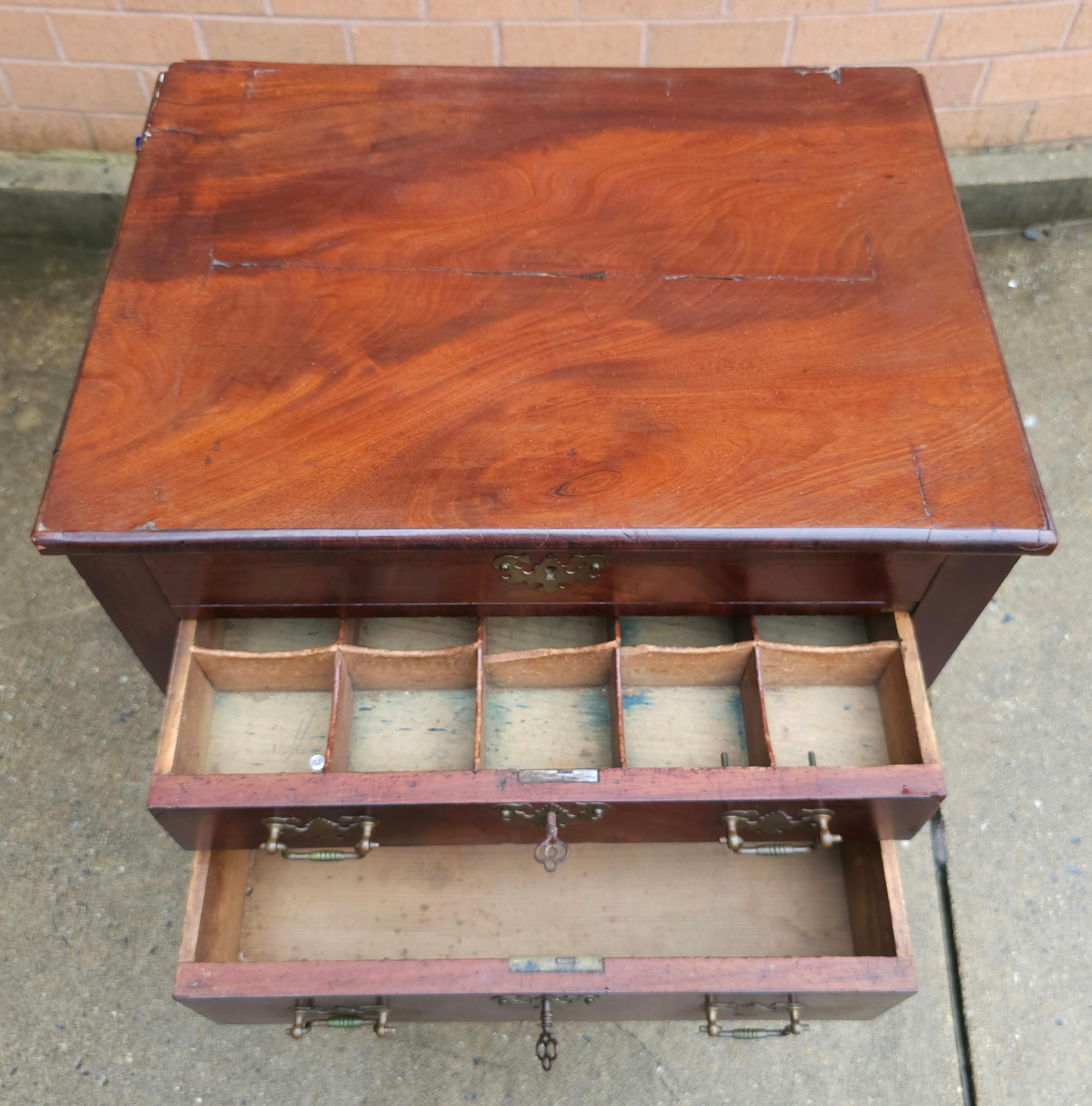 Bureau / Table de travail en acajou du 19e siècle de style fédéral en vente 3