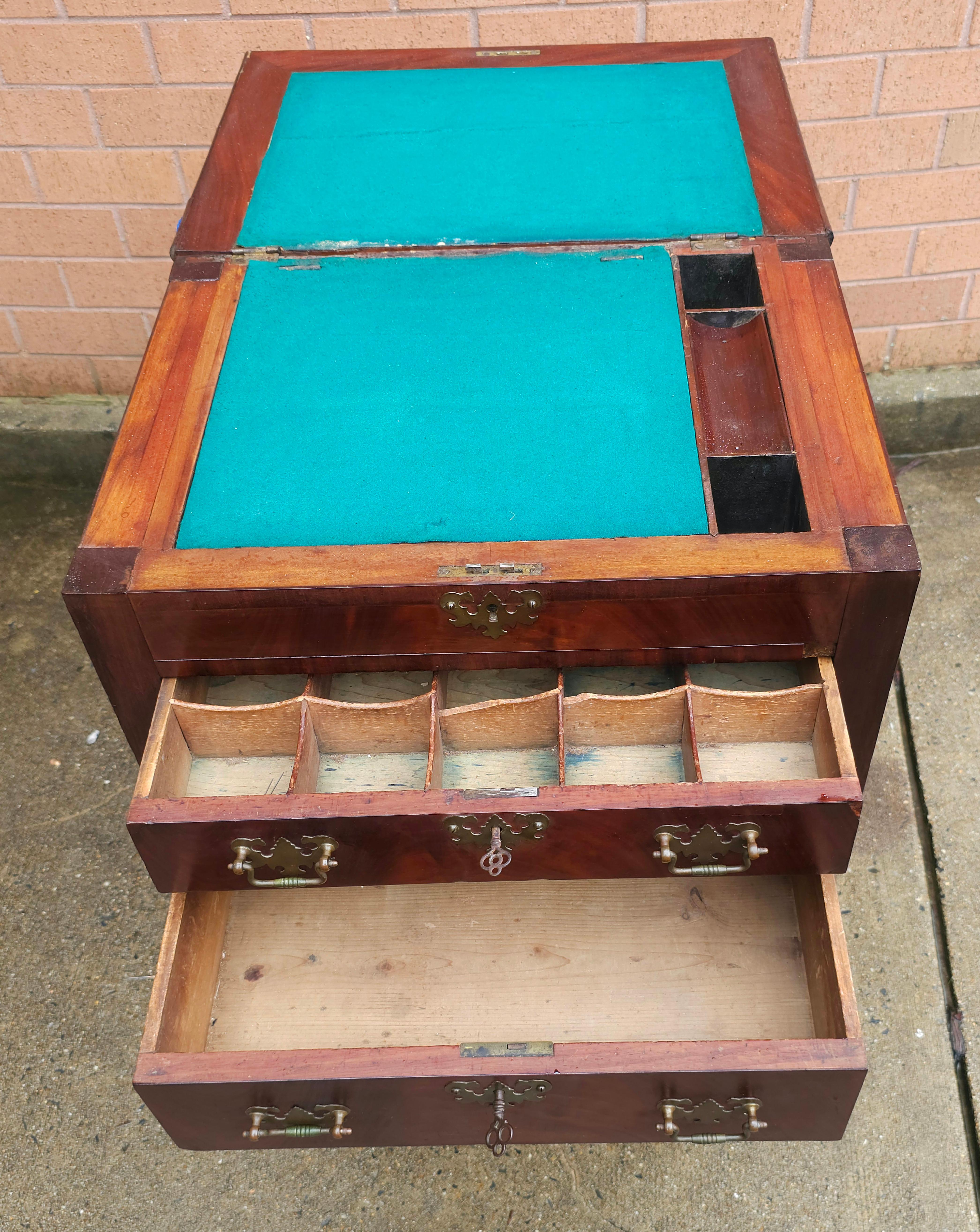 Bureau / Table de travail en acajou du 19e siècle de style fédéral en vente 4