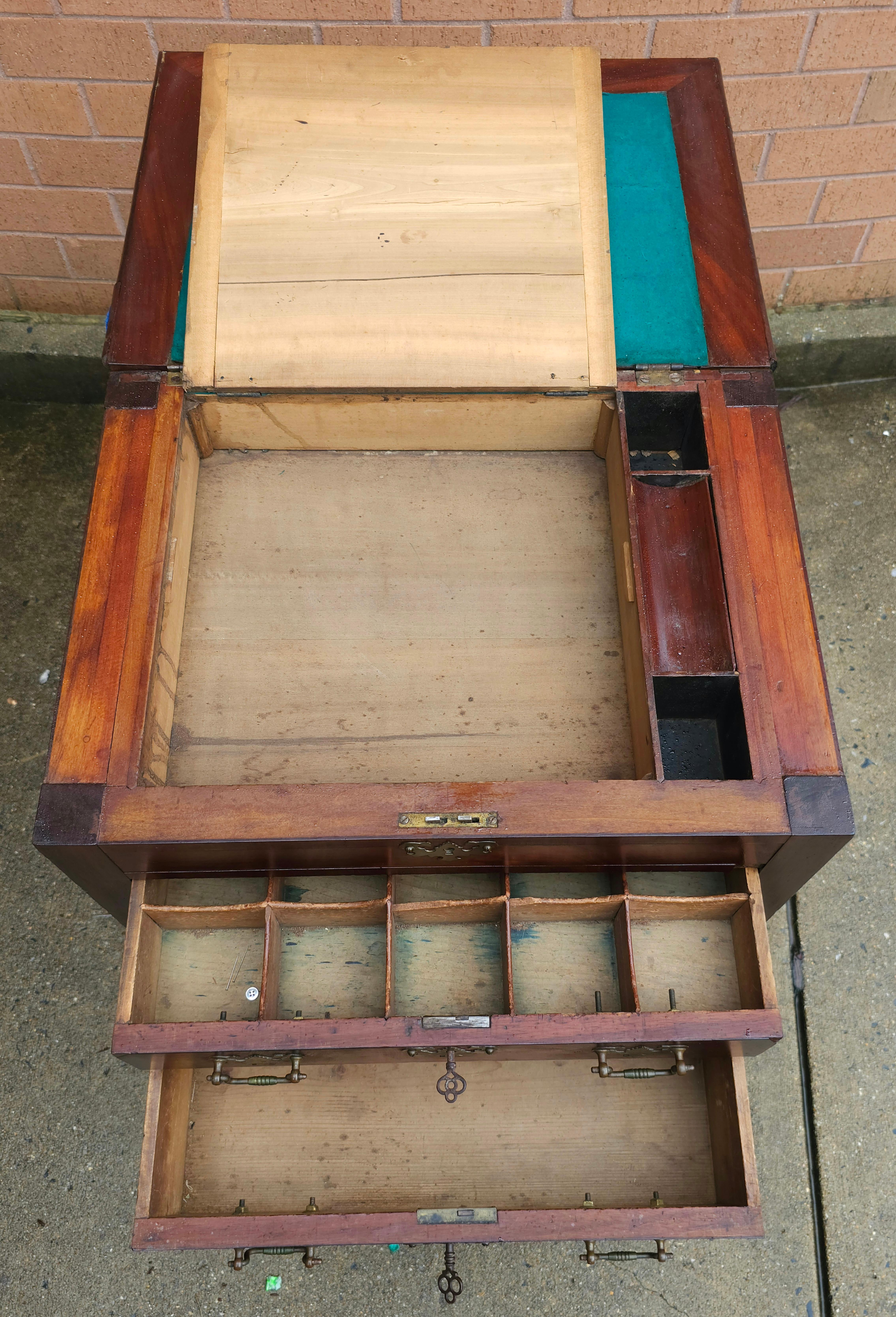 Bureau / Table de travail en acajou du 19e siècle de style fédéral en vente 5