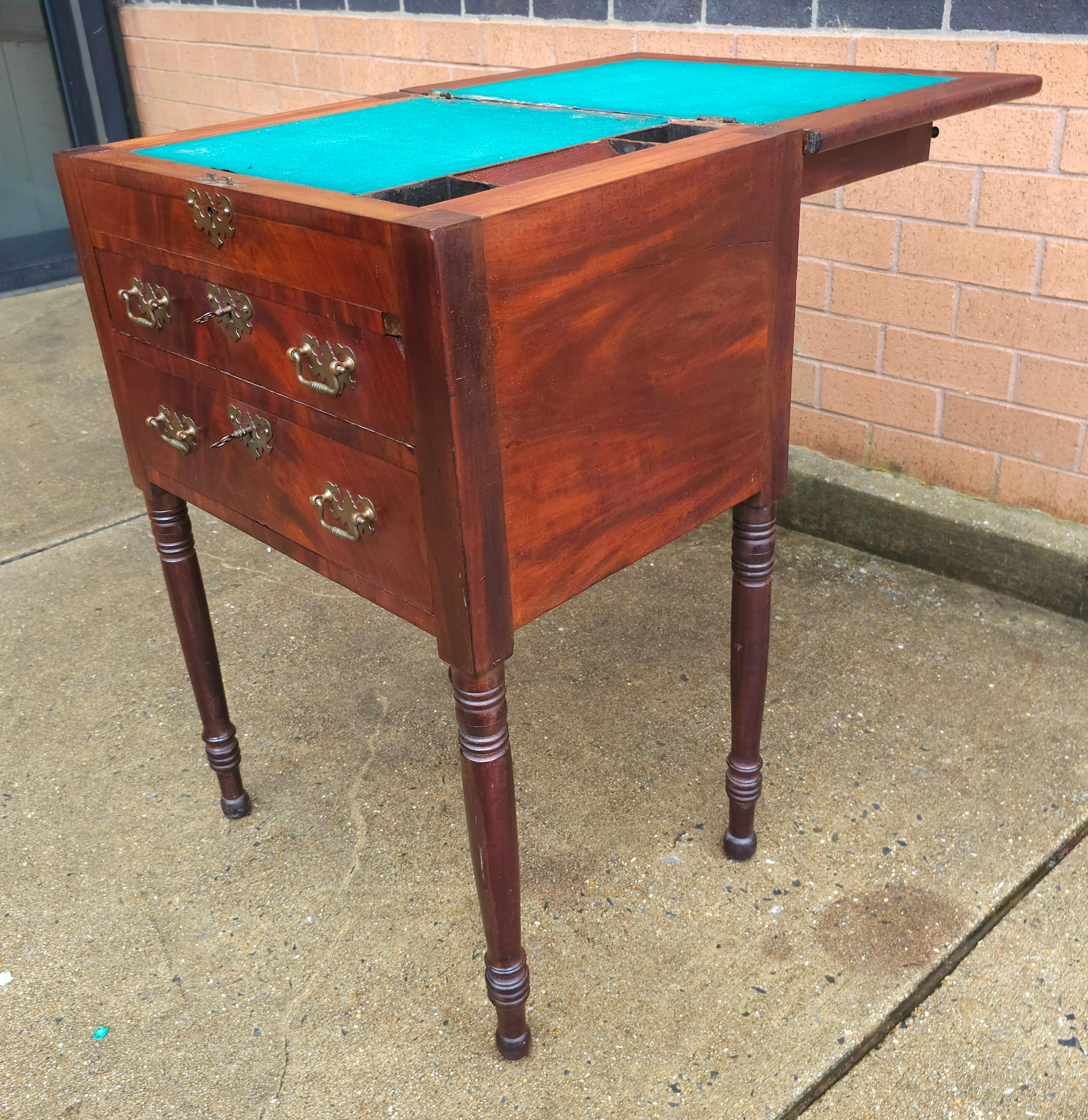 Bureau / Table de travail en acajou du 19e siècle de style fédéral en vente 6