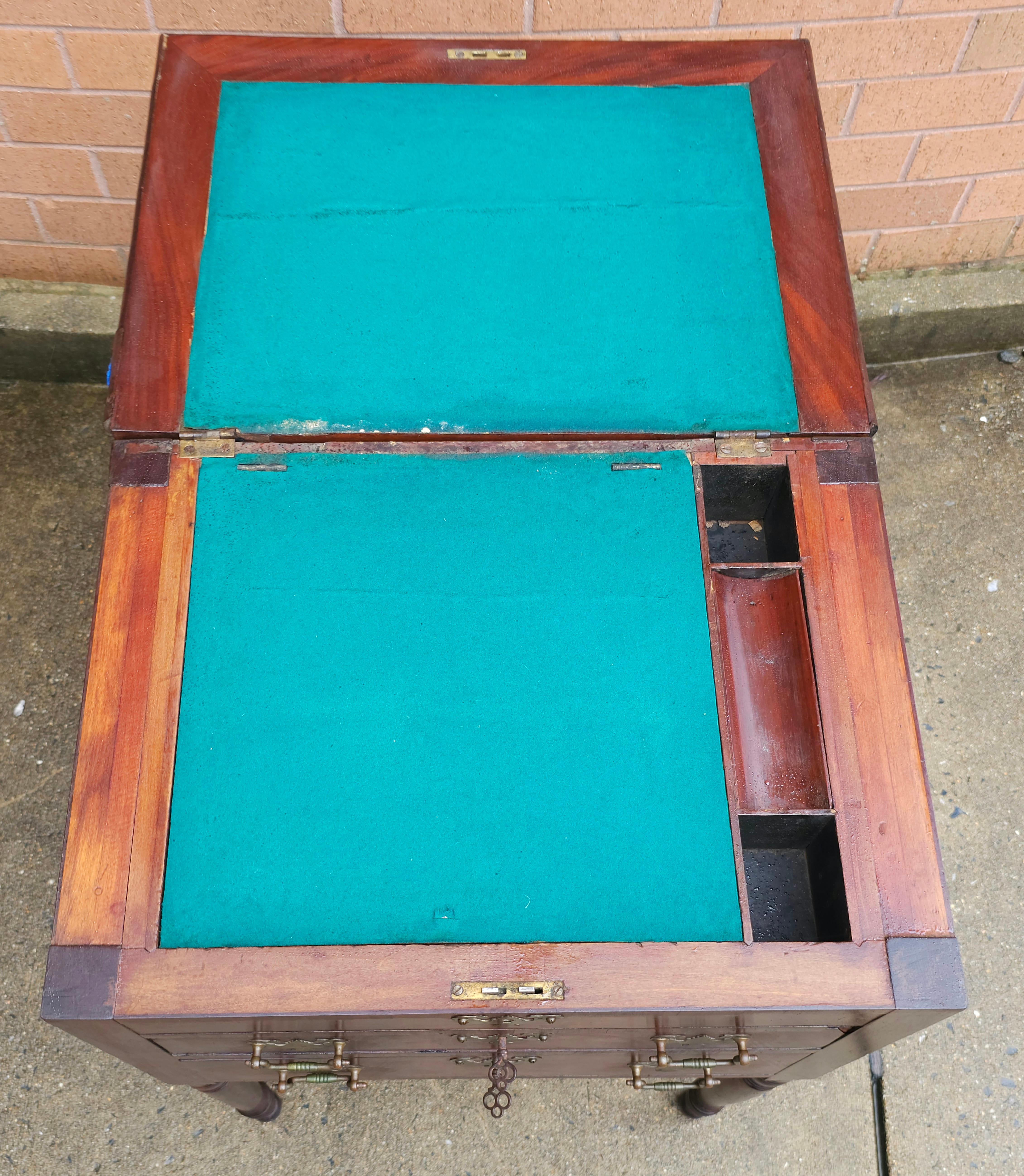 Bureau / Table de travail en acajou du 19e siècle de style fédéral en vente 7