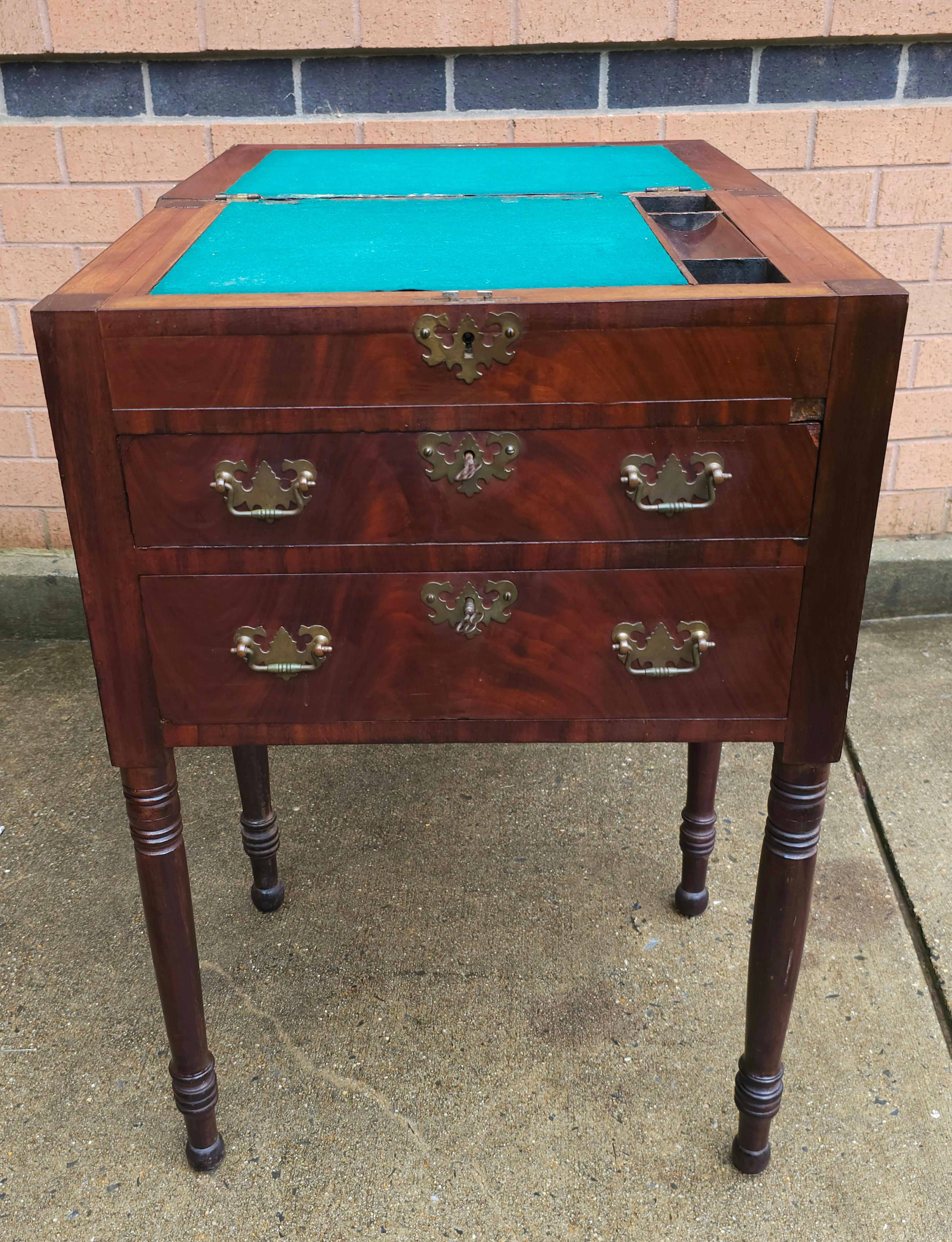 Bureau / Table de travail en acajou du 19e siècle de style fédéral en vente 9