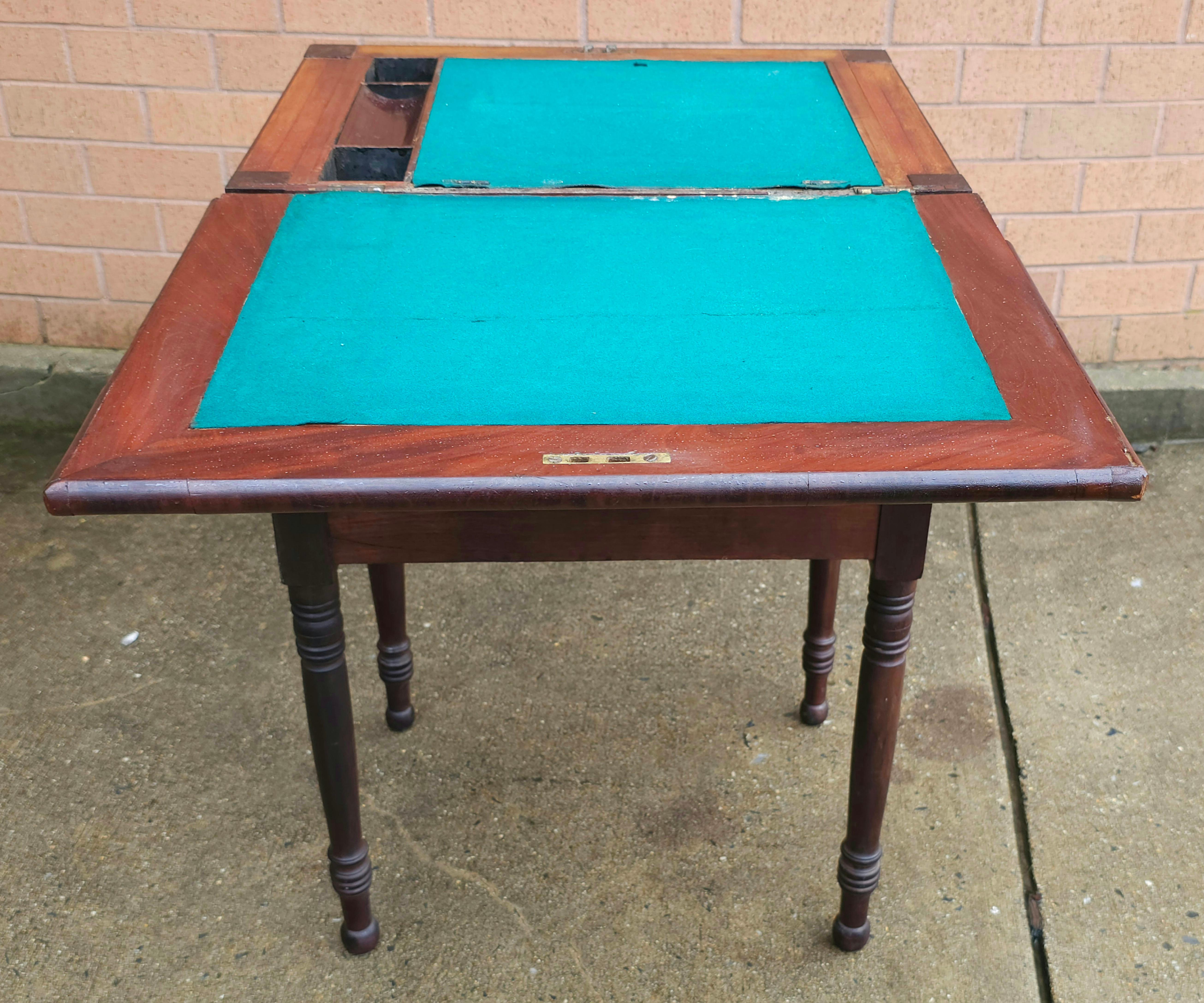 Bureau / Table de travail en acajou du 19e siècle de style fédéral en vente 10