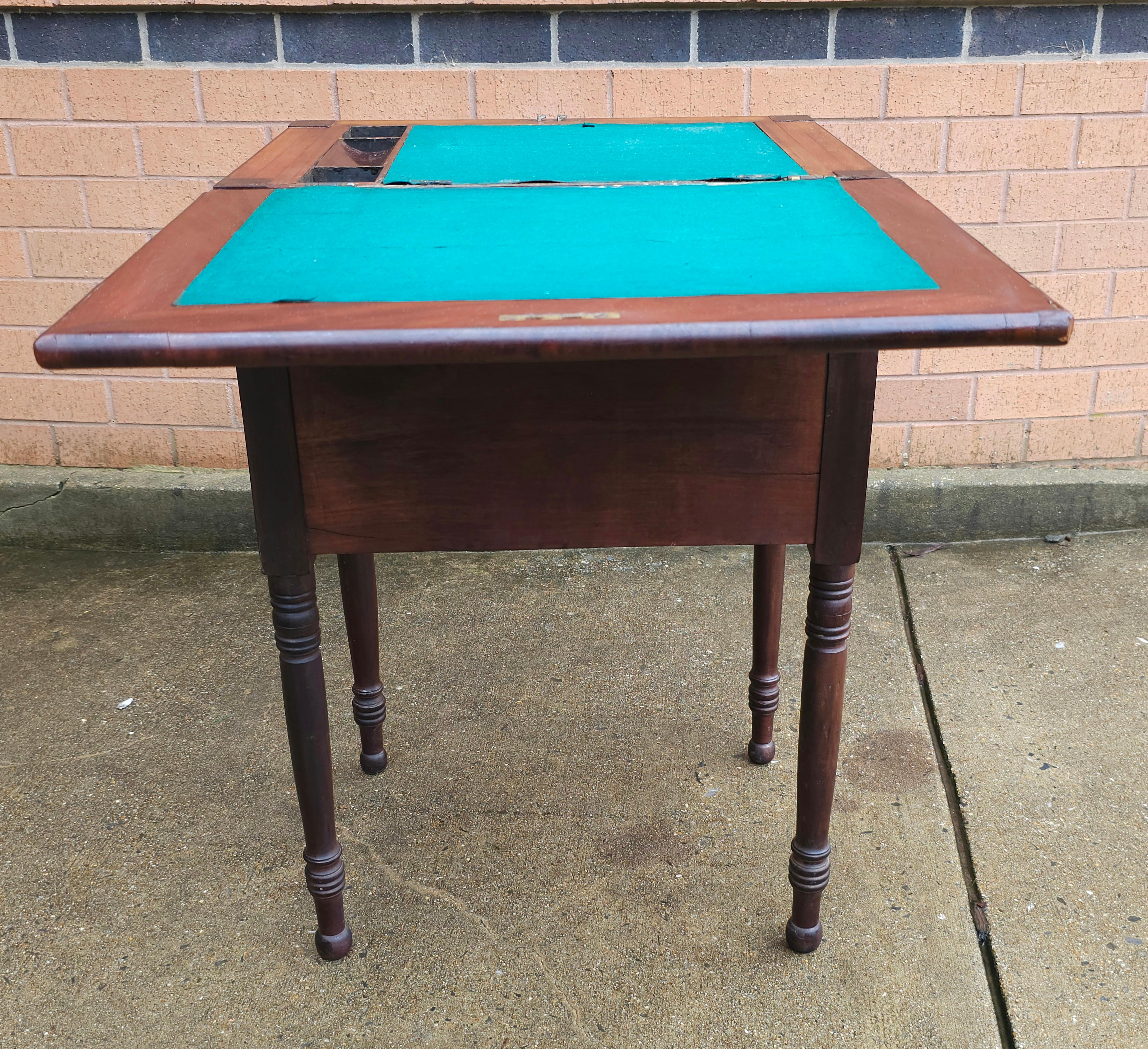 Bureau ou table de travail à plateau surélevé en acajou de style fédéral du XIXe siècle.
Comprend deux tiroirs avec des clés fonctionnelles. Un tiroir sans clé. Le plateau s'ouvre pour laisser place à une surface d'écriture de 30