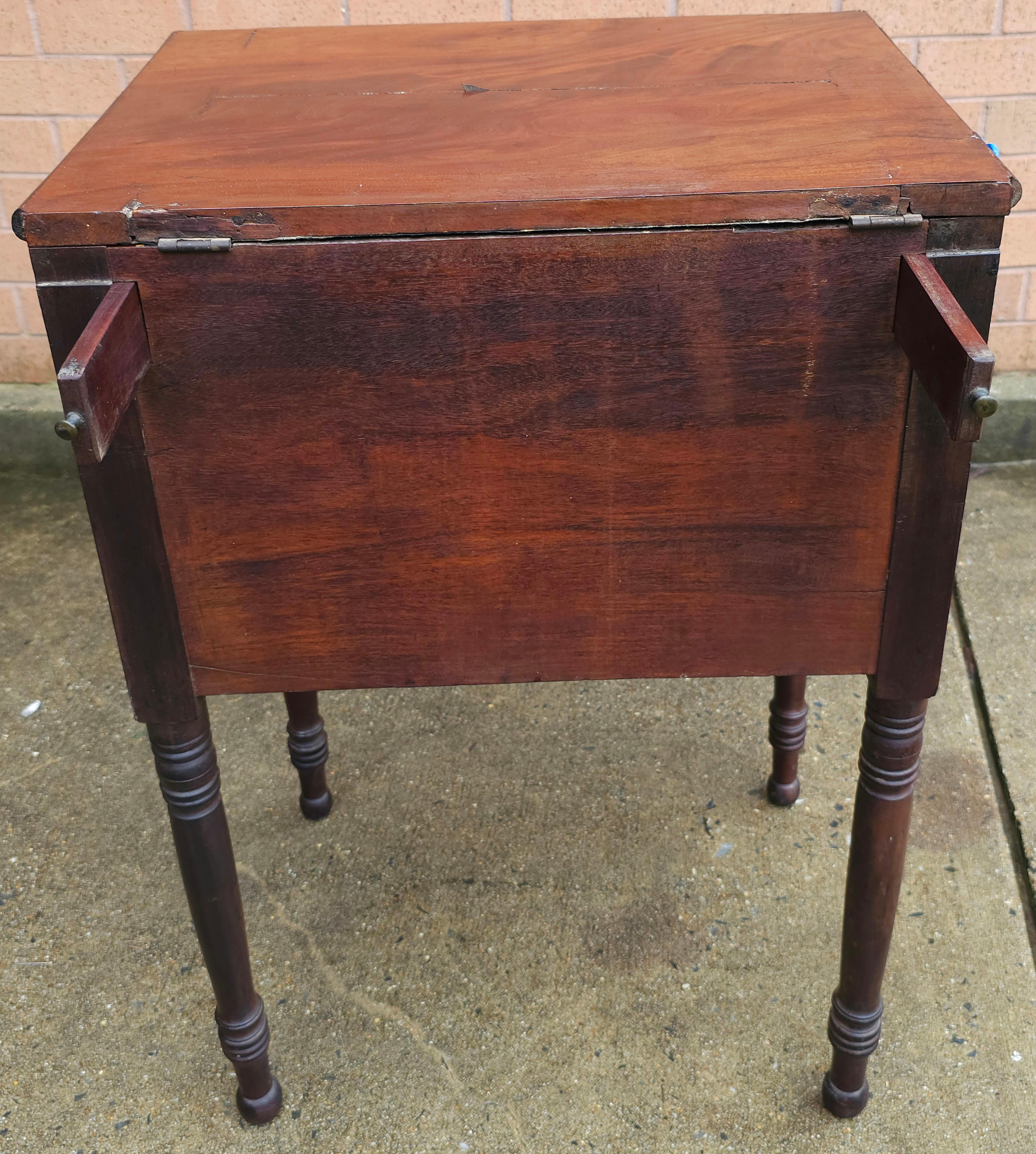 Fédéral Bureau / Table de travail en acajou du 19e siècle de style fédéral en vente