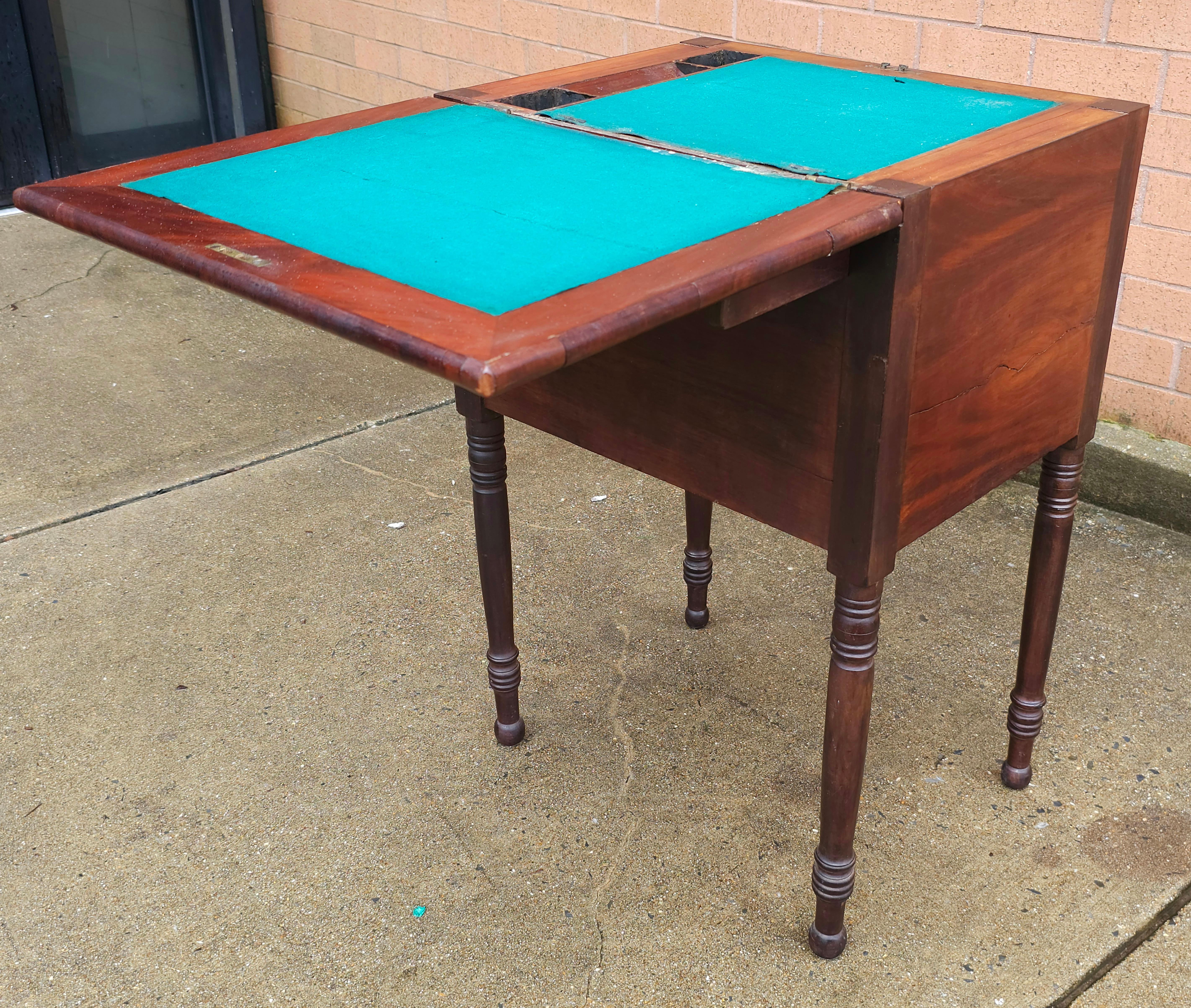 Américain Bureau / Table de travail en acajou du 19e siècle de style fédéral en vente