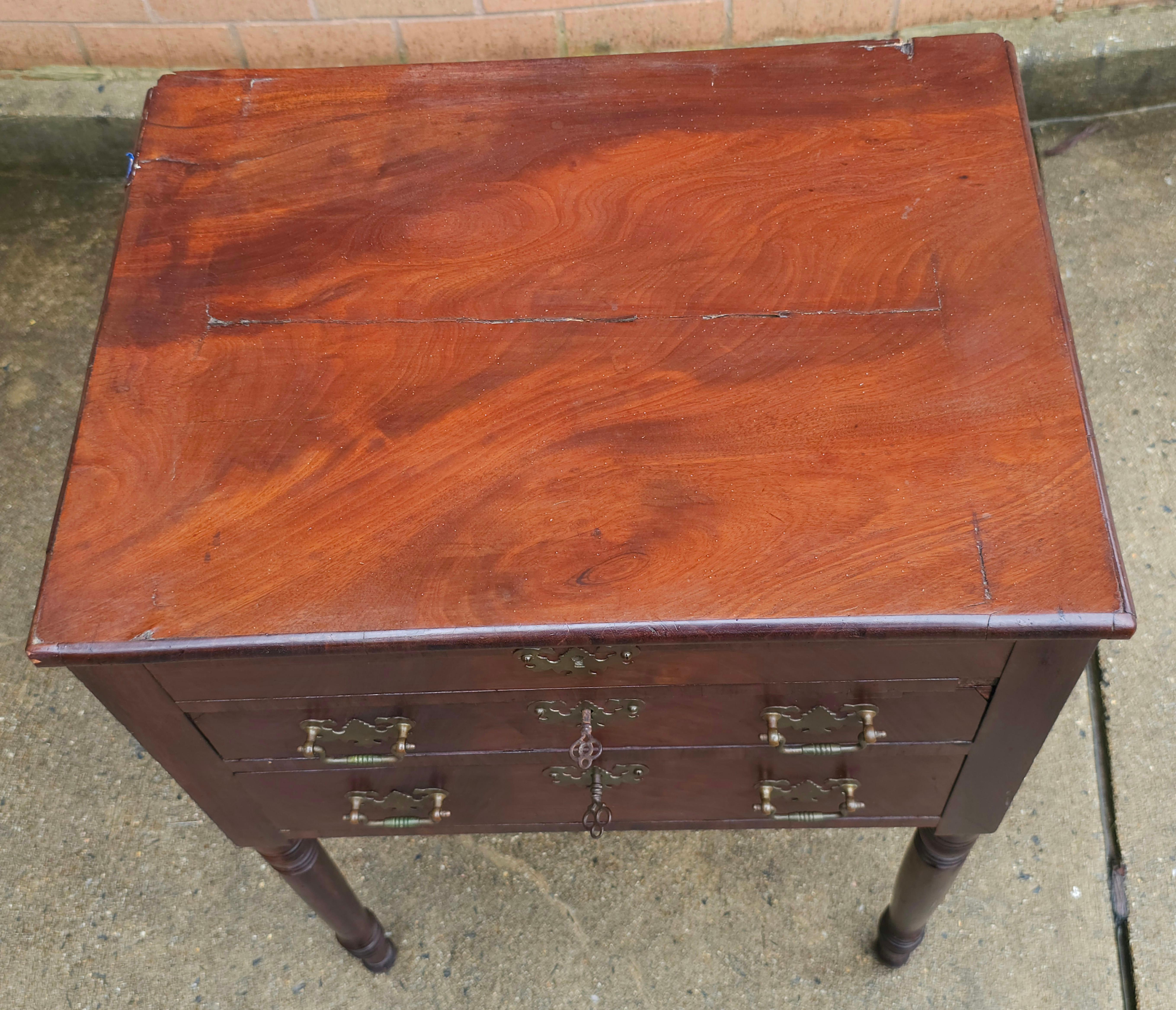 Bureau / Table de travail en acajou du 19e siècle de style fédéral Bon état - En vente à Germantown, MD