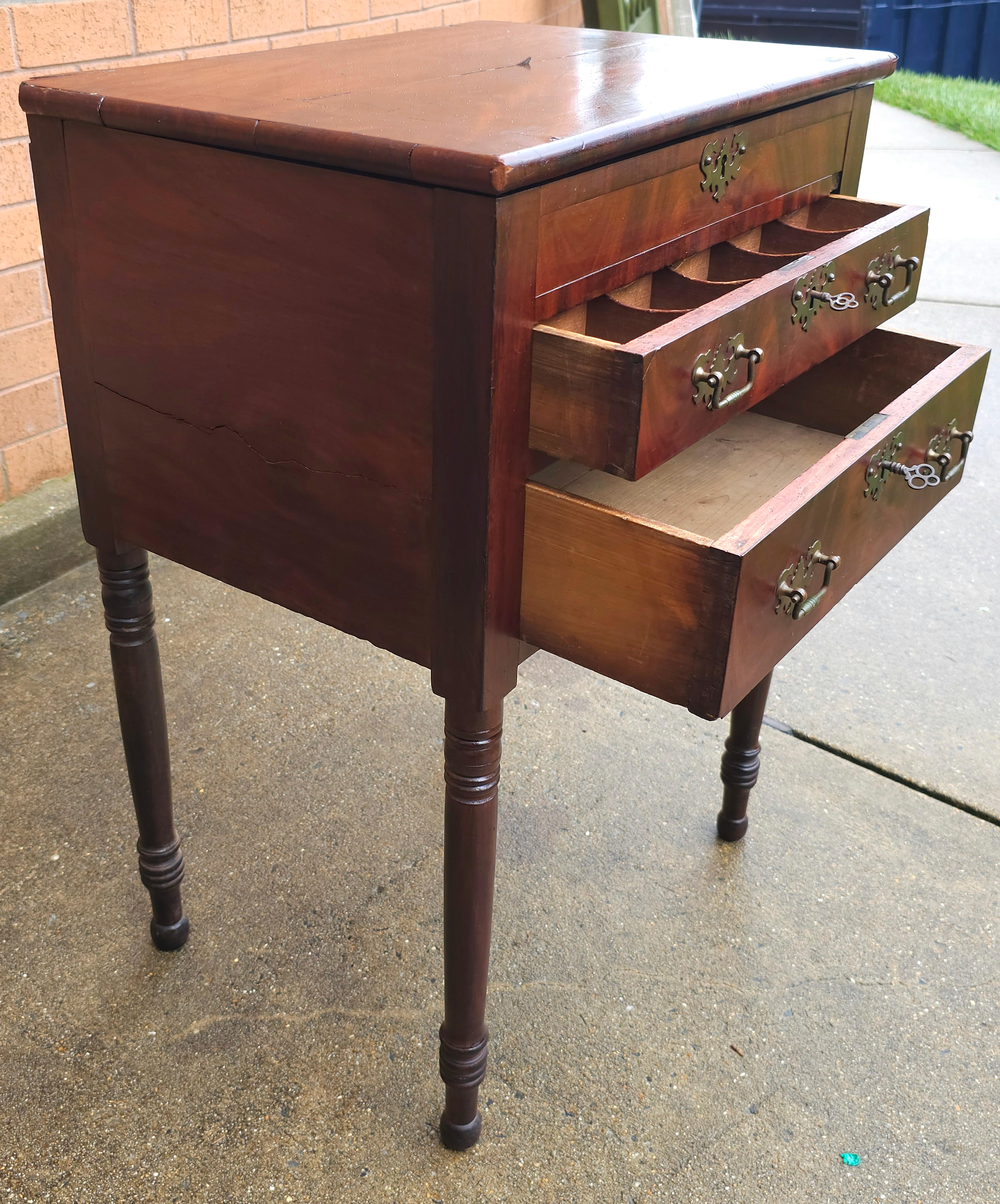 XIXe siècle Bureau / Table de travail en acajou du 19e siècle de style fédéral en vente