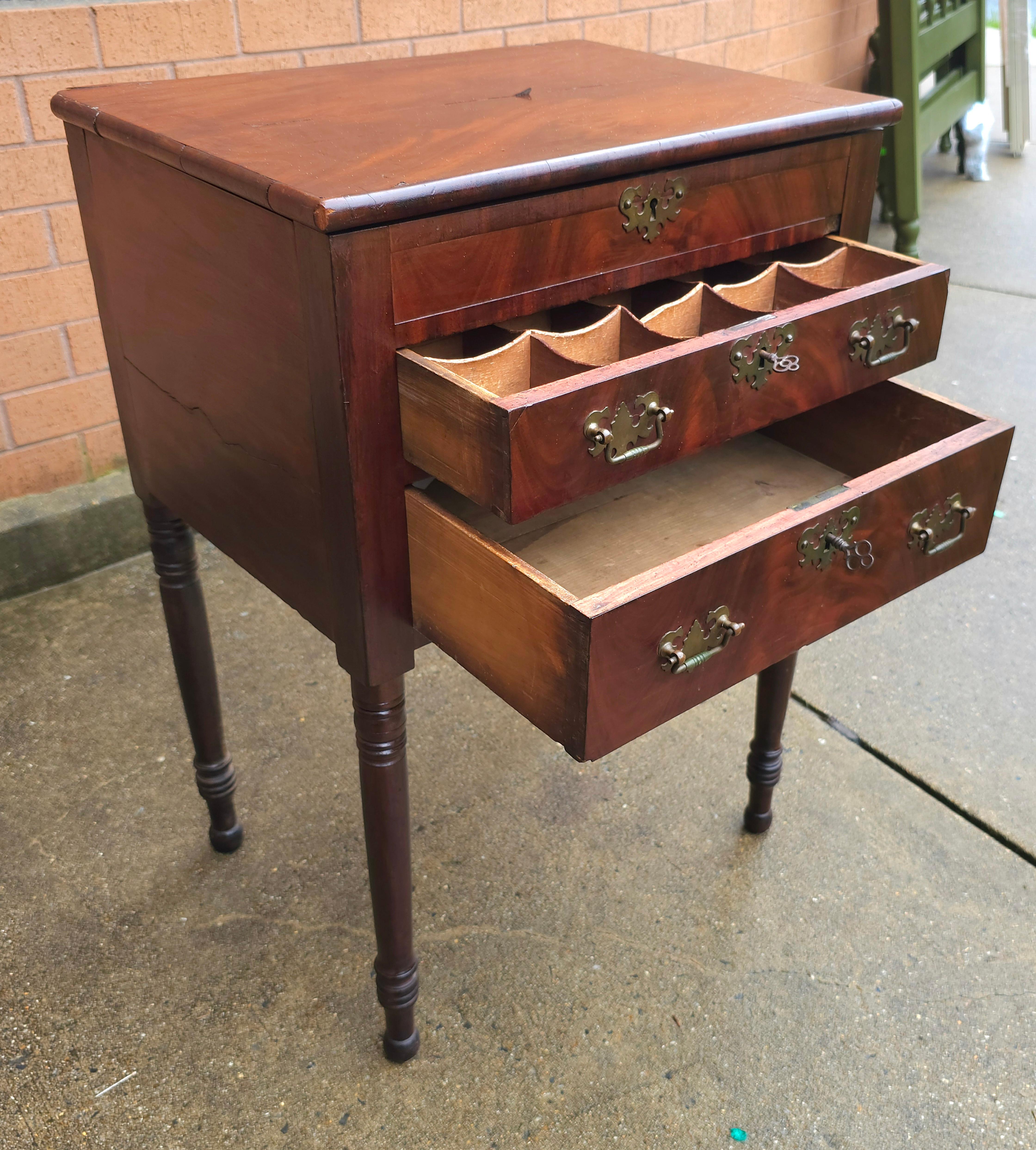 Bureau / Table de travail en acajou du 19e siècle de style fédéral en vente 1