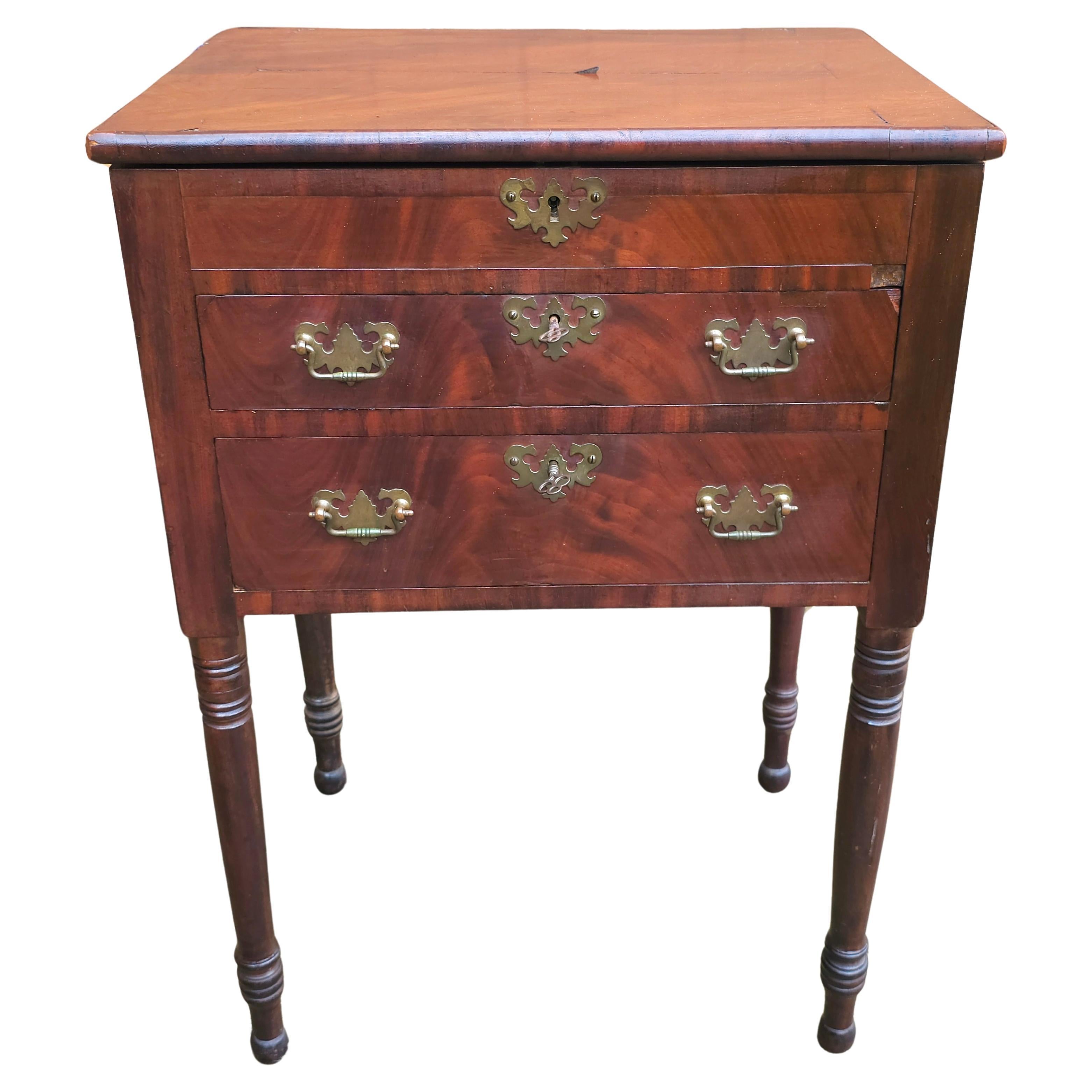 Escritorio / Mesa de trabajo federal de caoba del siglo XIX con tapa elevable