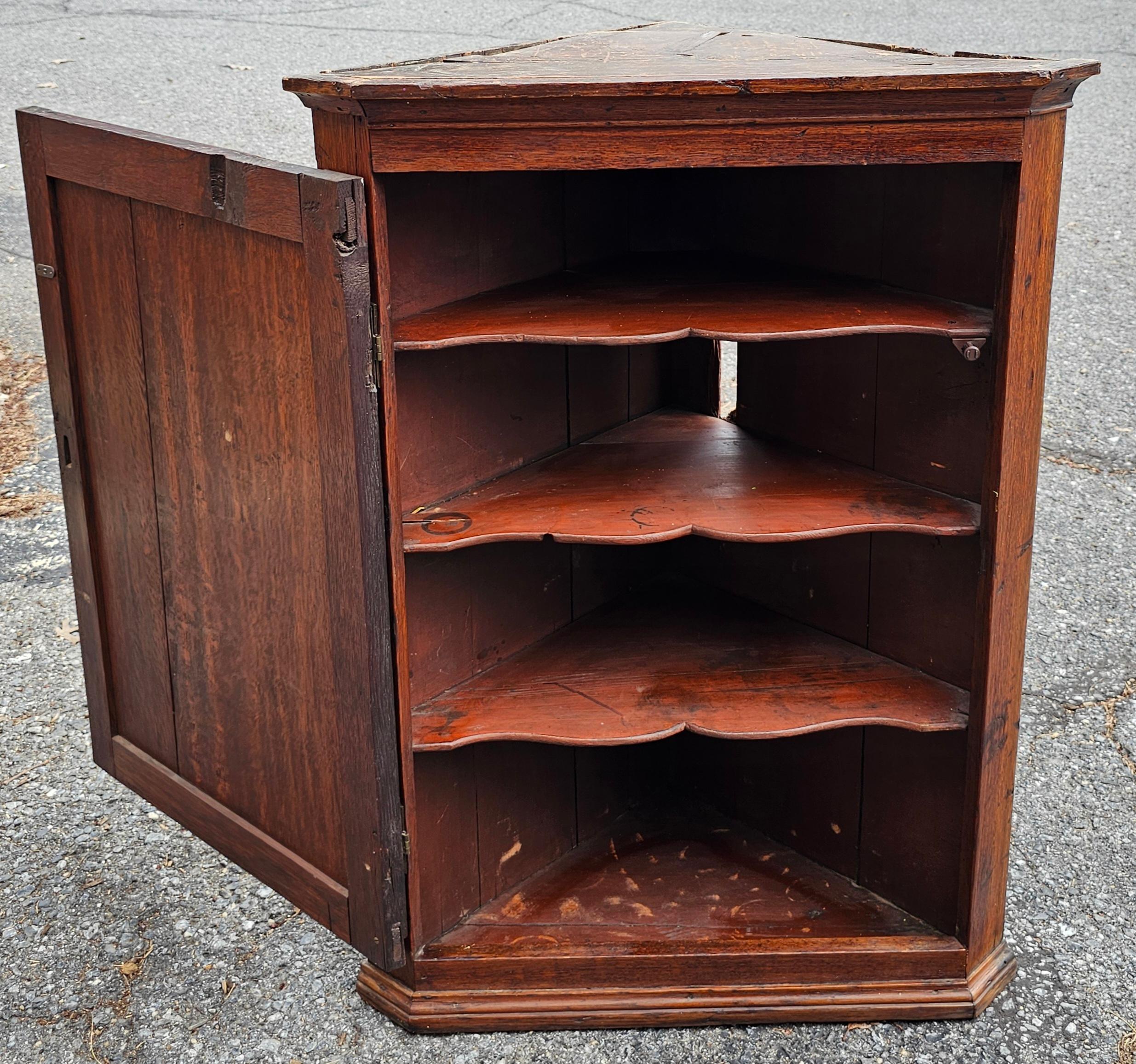 Armadio ad angolo in Oak Feder della fine del XVIII secolo.
Misura 26,75