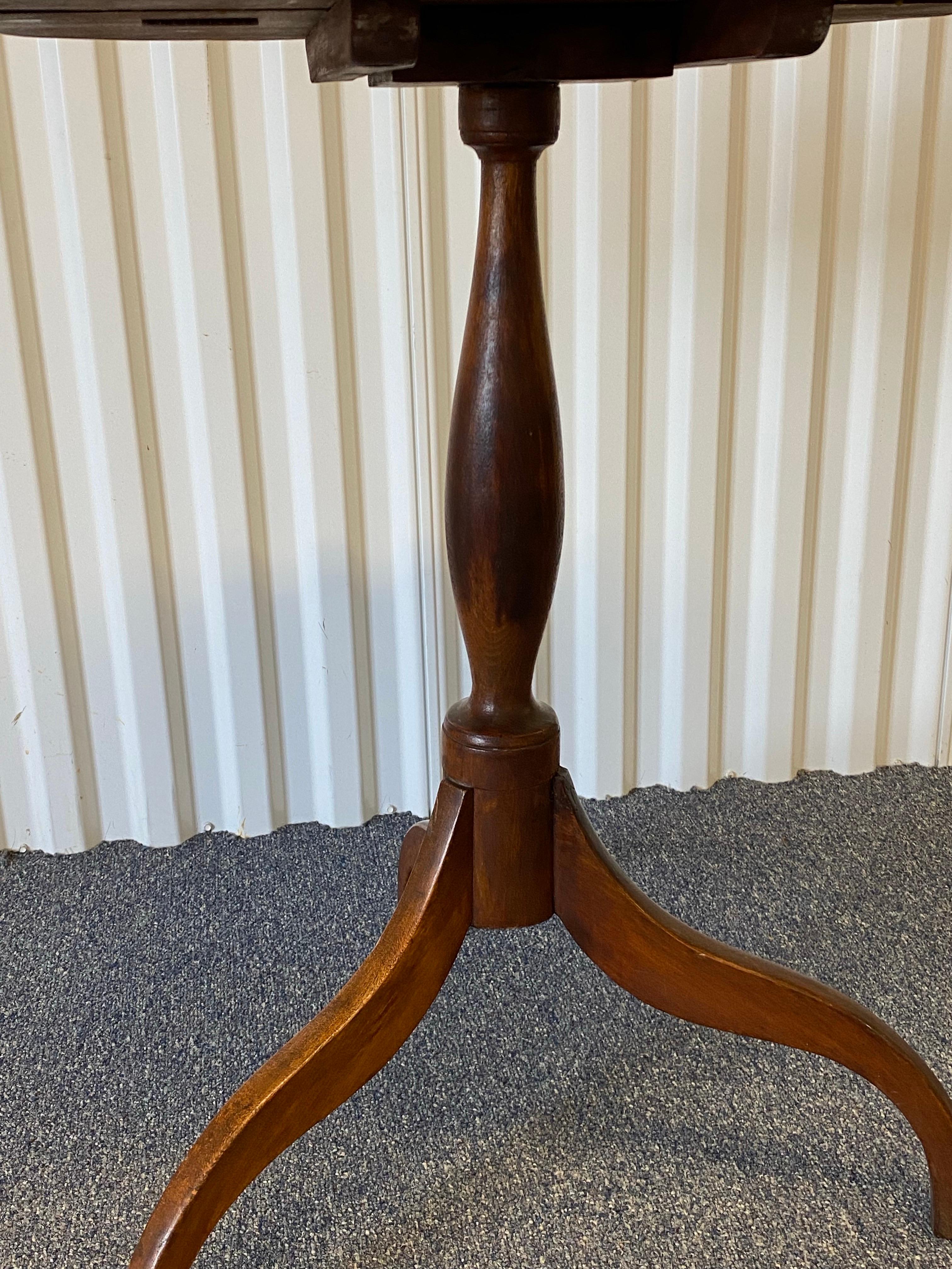Legno Candeliere in ciliegio macchiato Feder del XIX secolo in vendita