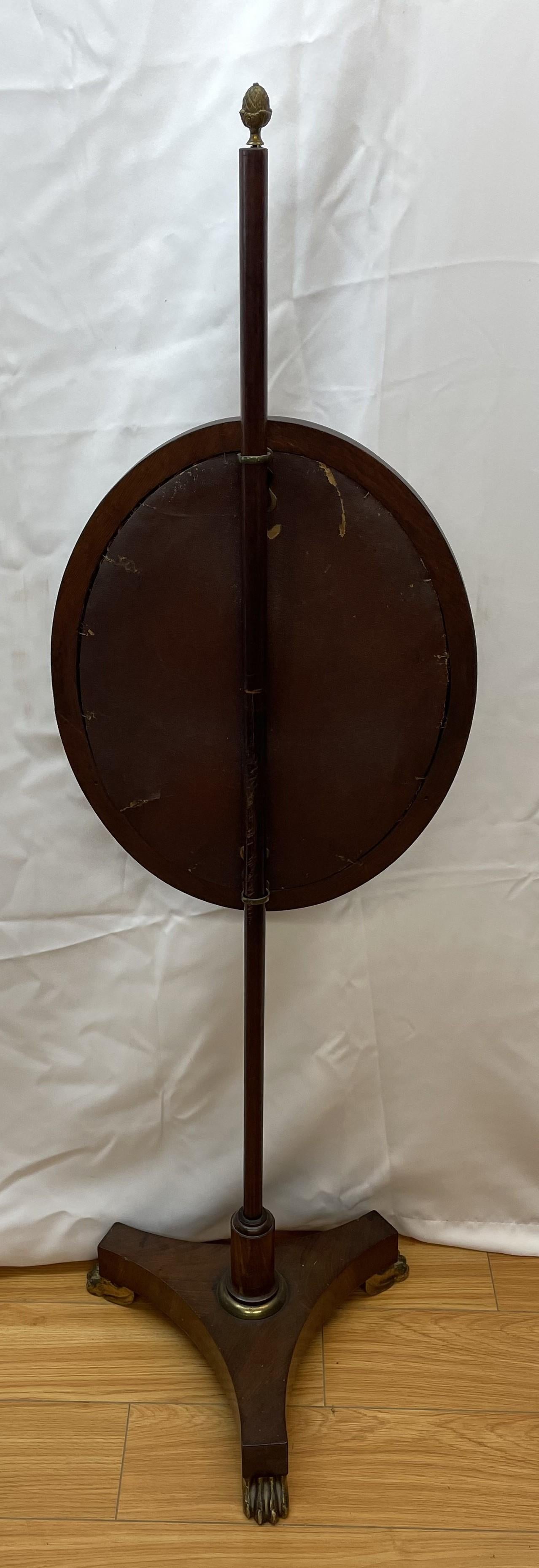 Kaminschirm im Bundesstil des 19. Jahrhunderts mit Messingfüßen im Angebot 1