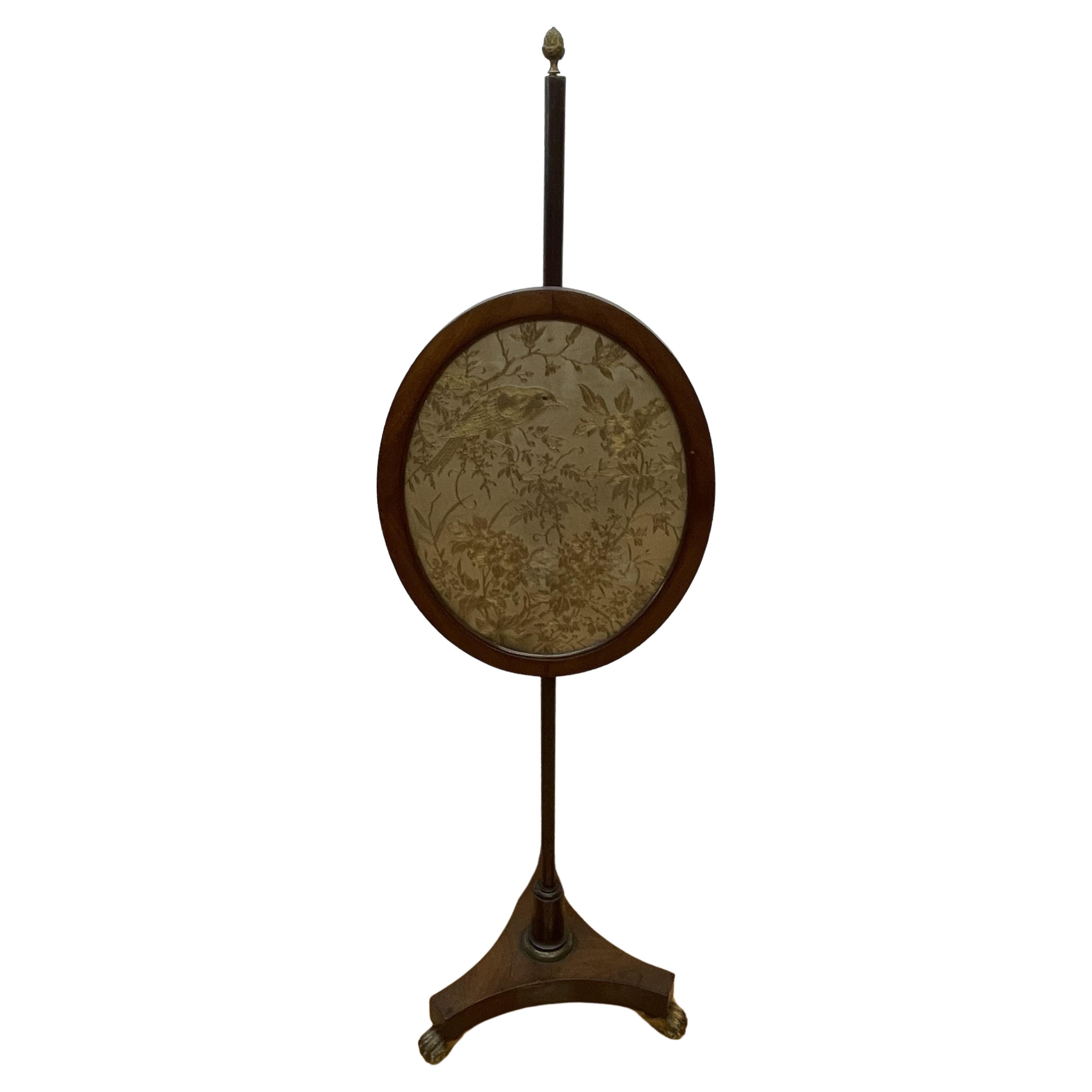 Kaminschirm im Bundesstil des 19. Jahrhunderts mit Messingfüßen