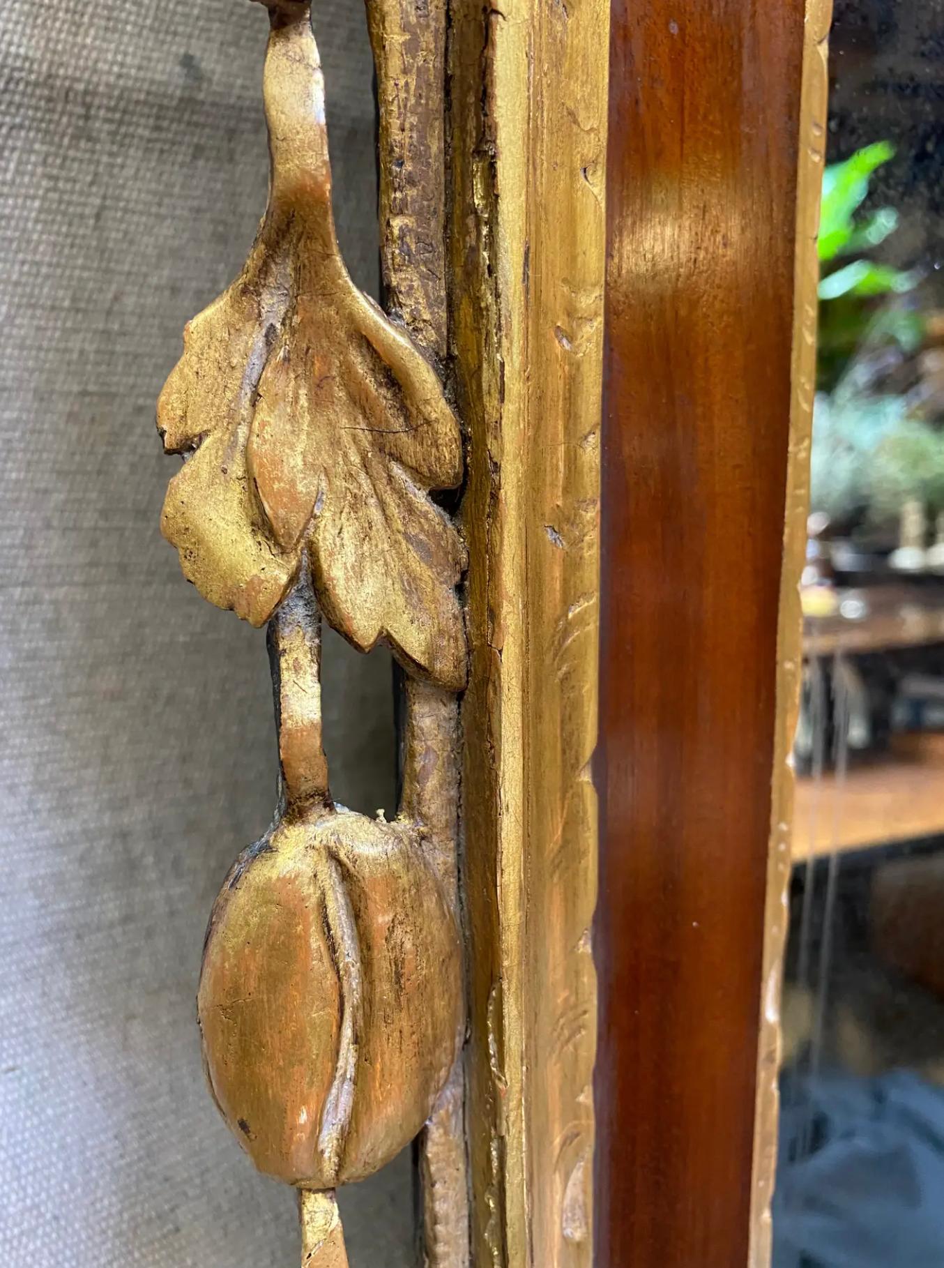 Américain Miroir mural en acajou doré avec écusson en forme de phénix, style fédéral du 19e siècle en vente