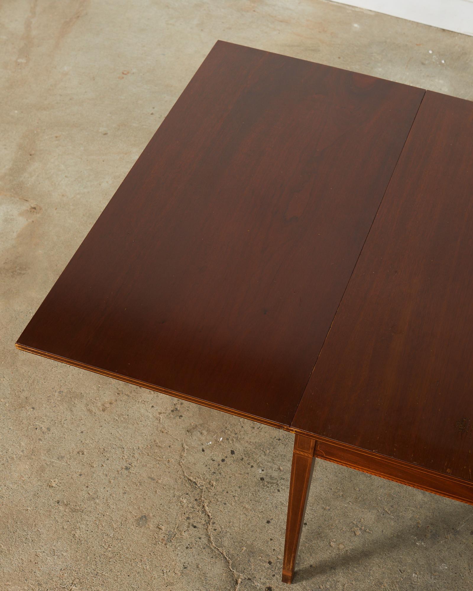 XIXe siècle Table de salle à manger à abattant en acajou de style Feder du 19ème siècle en vente