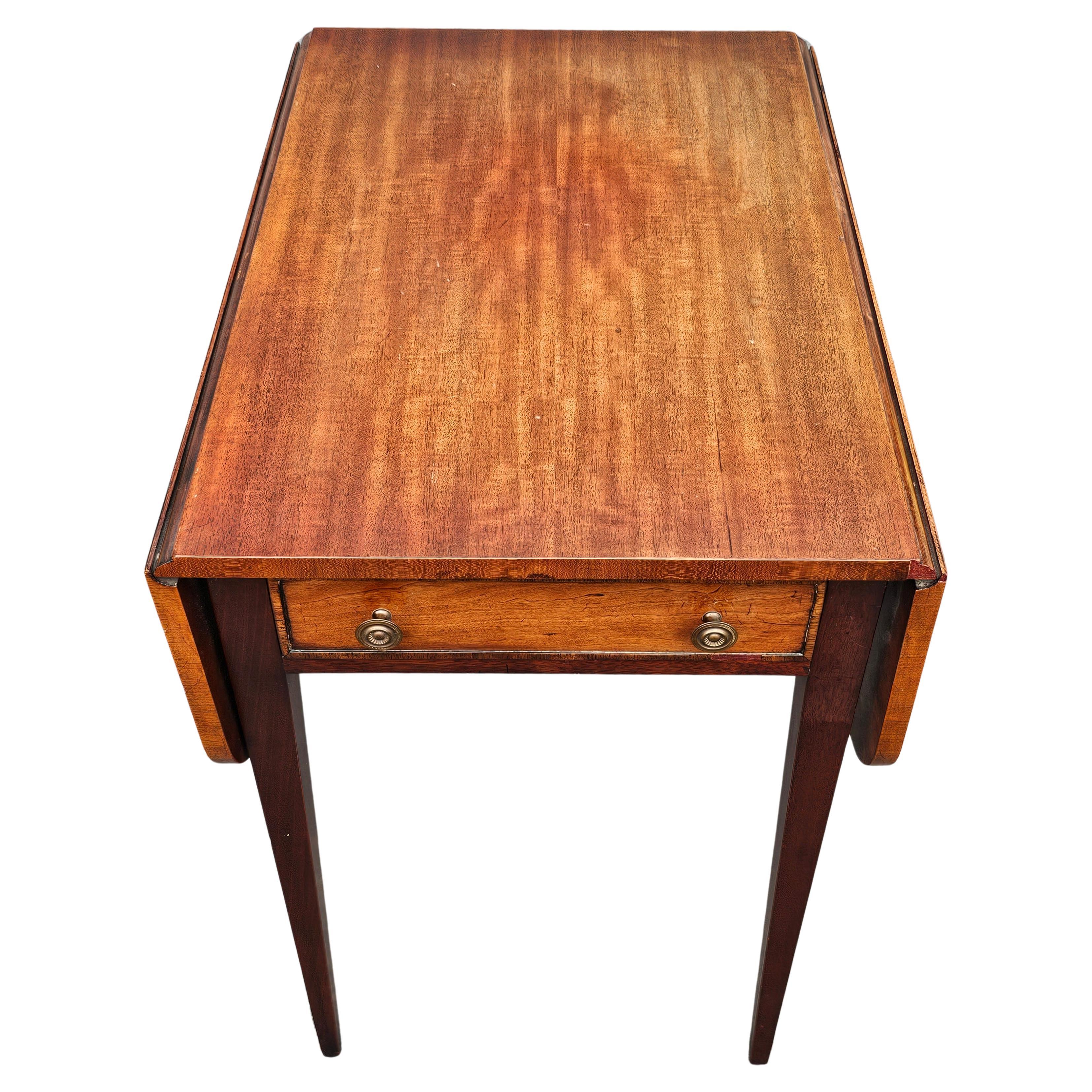 Américain Table Pembroke de style fédéral du 19ème siècle en vente