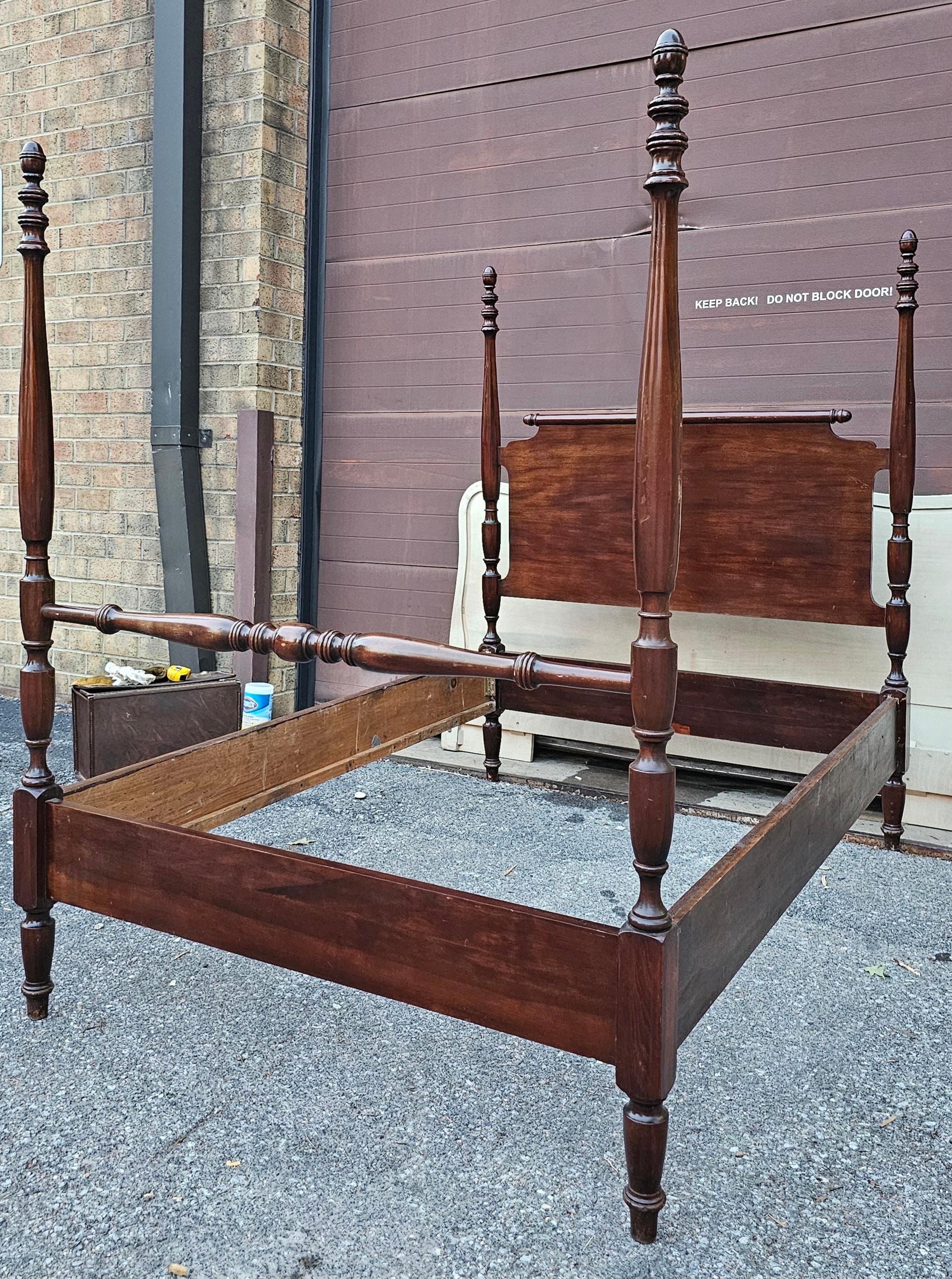 Cadre de lit à trois colonnes en acajou de style Feder du 19e siècle Bon état - En vente à Germantown, MD