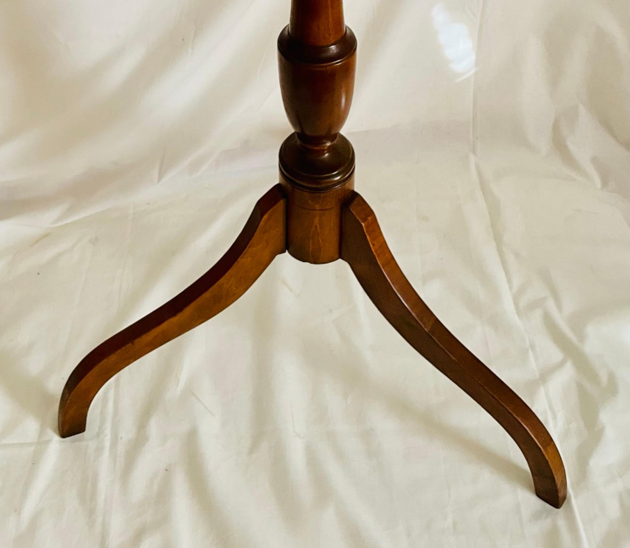19th Century Federal Style Pedestal Side Table For Sale 1