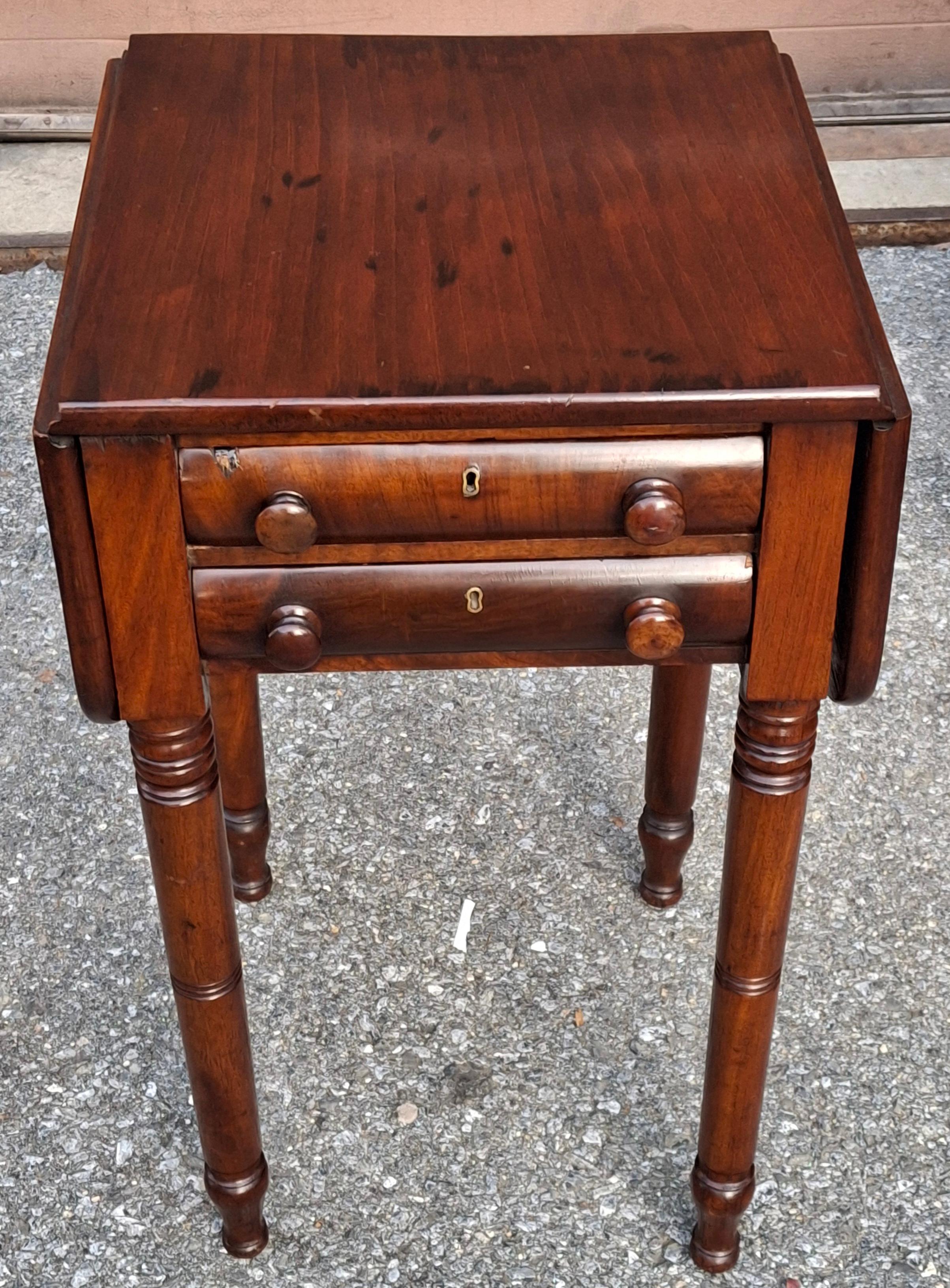 19th Century Federal Varnished Pine Two-Drawer Drop Leaf Work Table In Good Condition For Sale In Germantown, MD