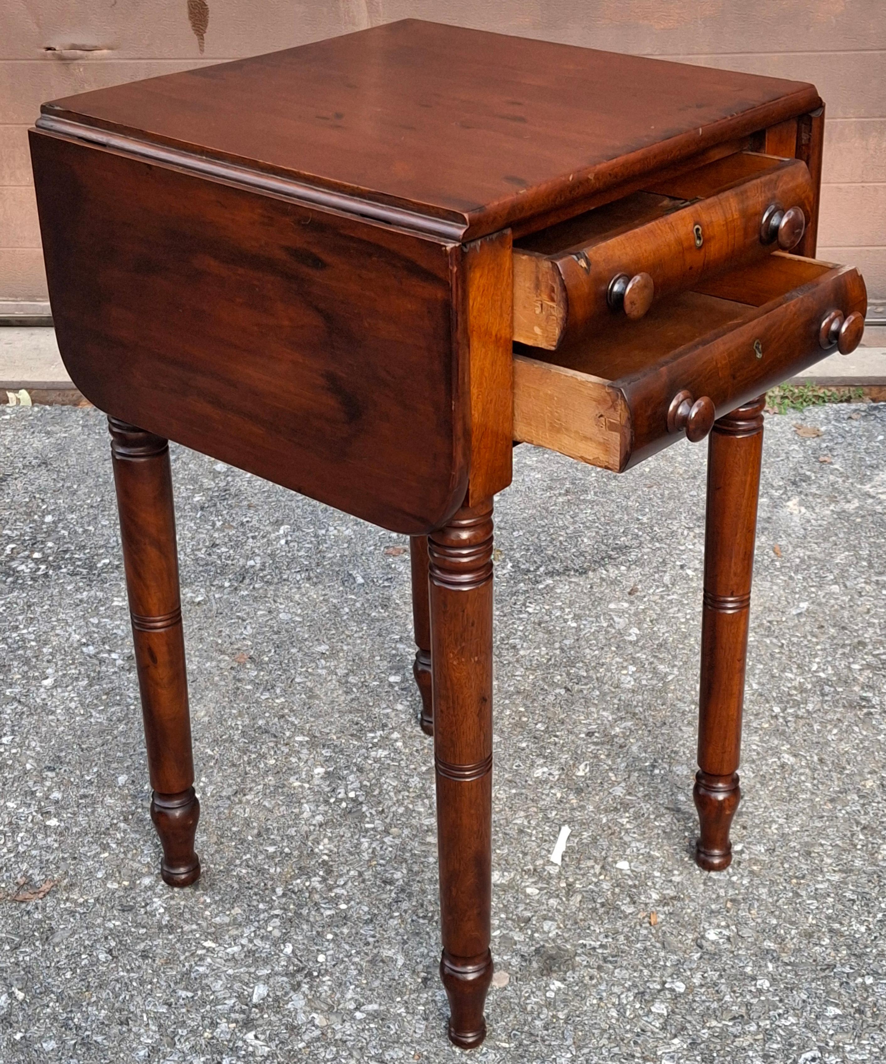 19th Century Federal Varnished Pine Two-Drawer Drop Leaf Work Table For Sale 2
