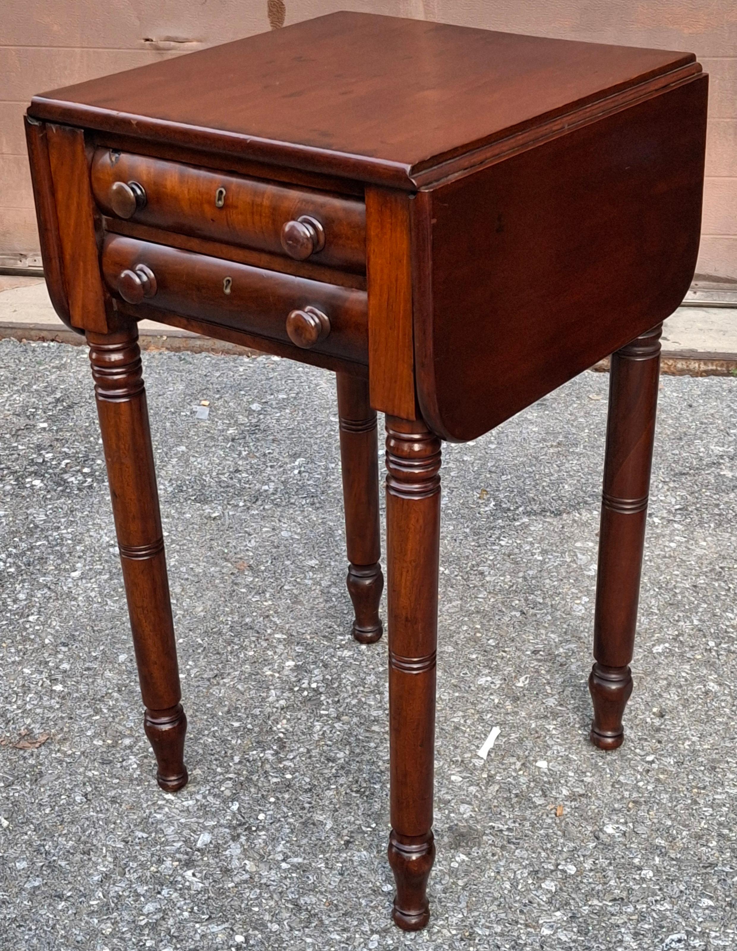 19th Century Federal Varnished Pine Two-Drawer Drop Leaf Work Table For Sale 4