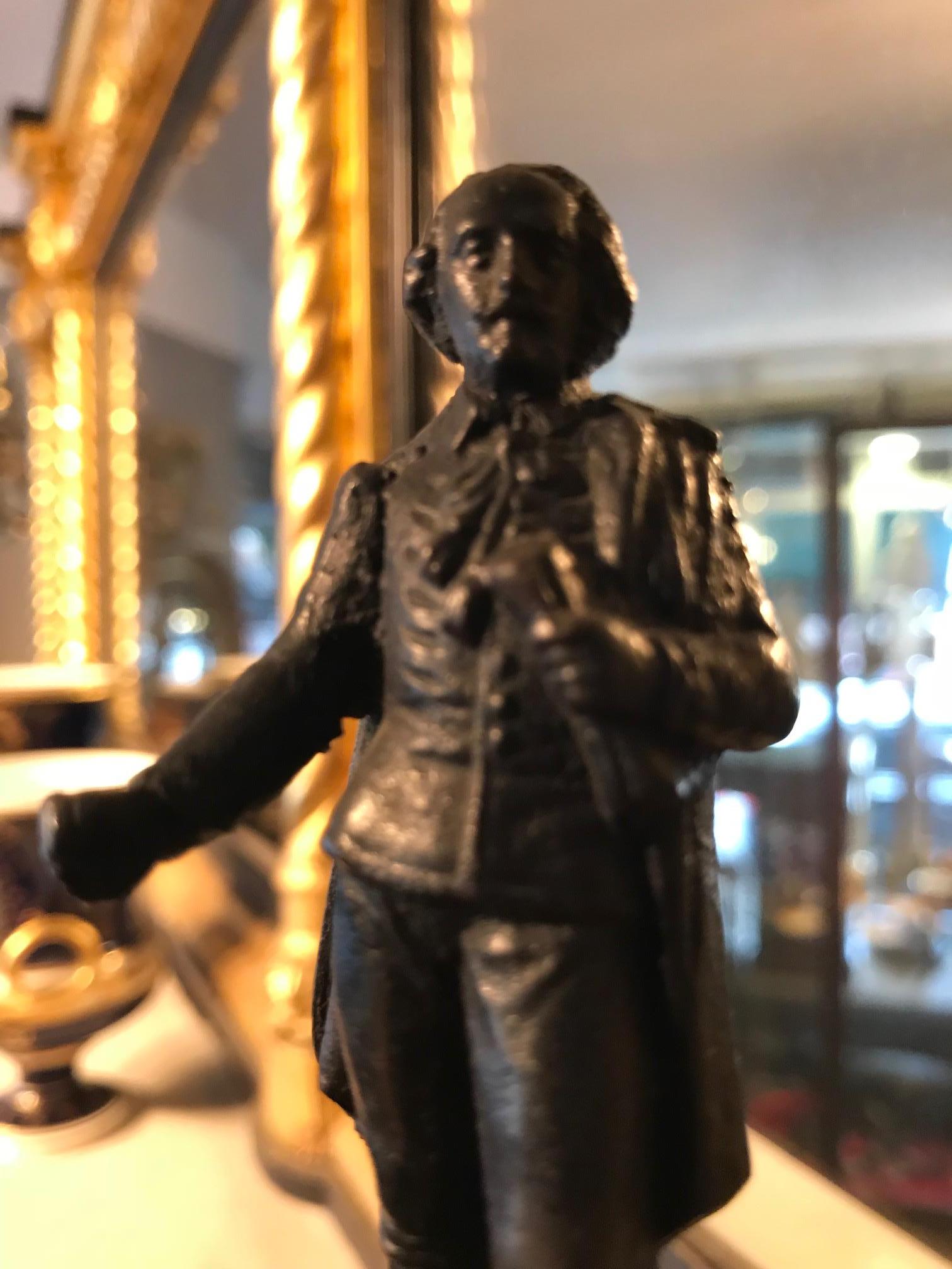 Scultura figurativa in bronzo di William Shakespeare del XIX secolo.

William Shakespeare (1564-1616). Shakespeare era un poeta, drammaturgo e attore inglese, spesso definito il poeta nazionale inglese e il 